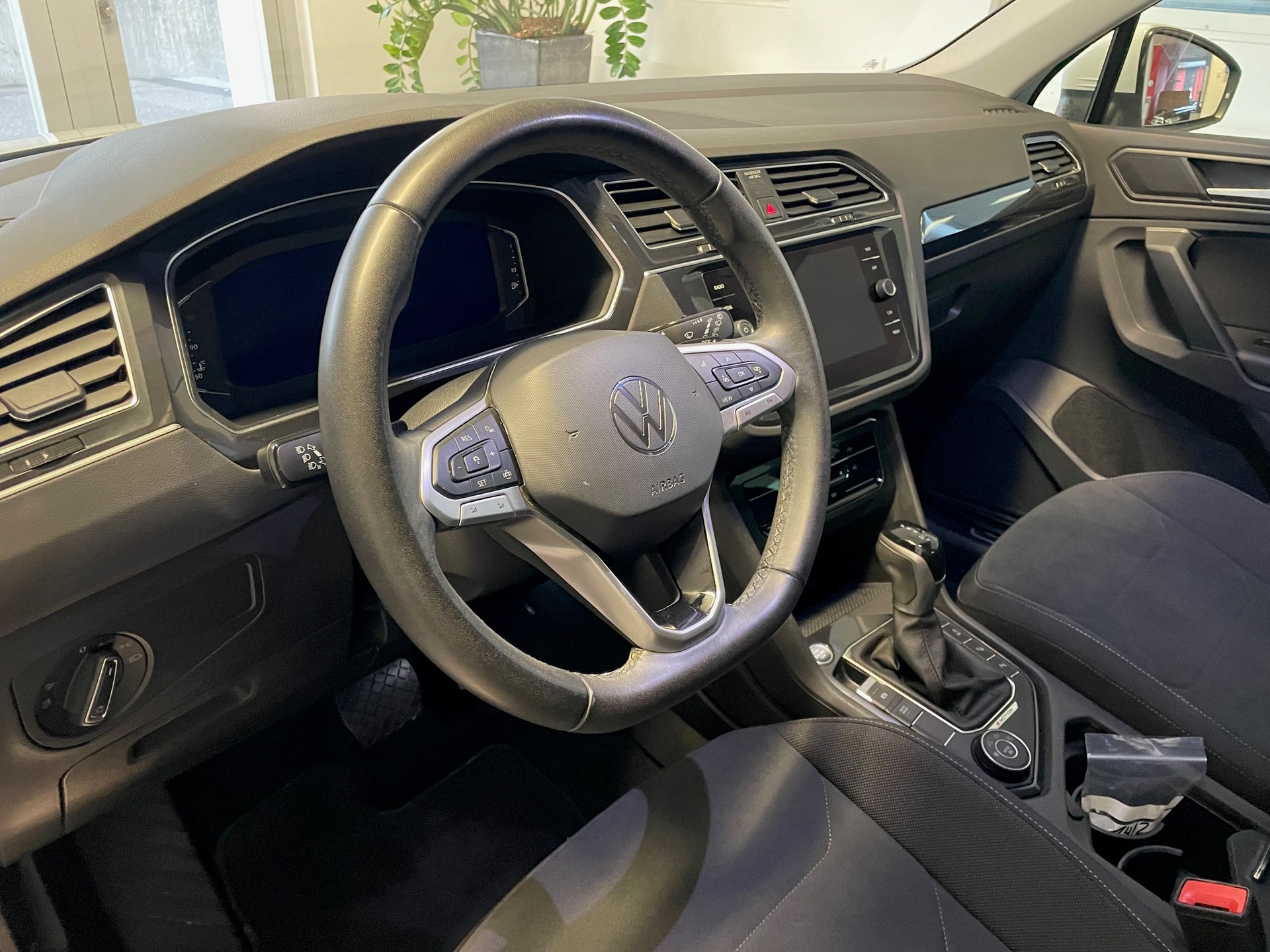 VW Tiguan 2.0 TDI SCR Elegance 4Motion DSG-image-5