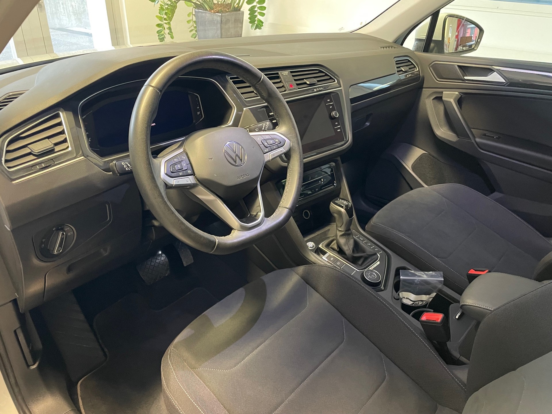 VW Tiguan 2.0 TDI SCR Elegance 4Motion DSG-image-4