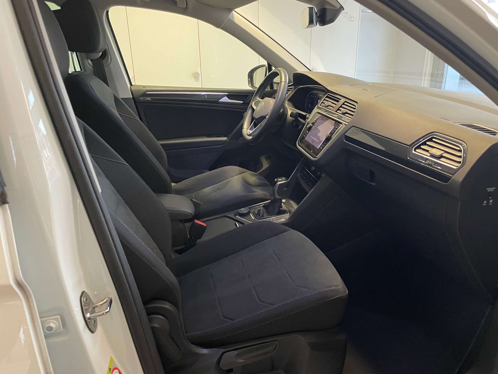 VW Tiguan 2.0 TDI SCR Elegance 4Motion DSG-image-10