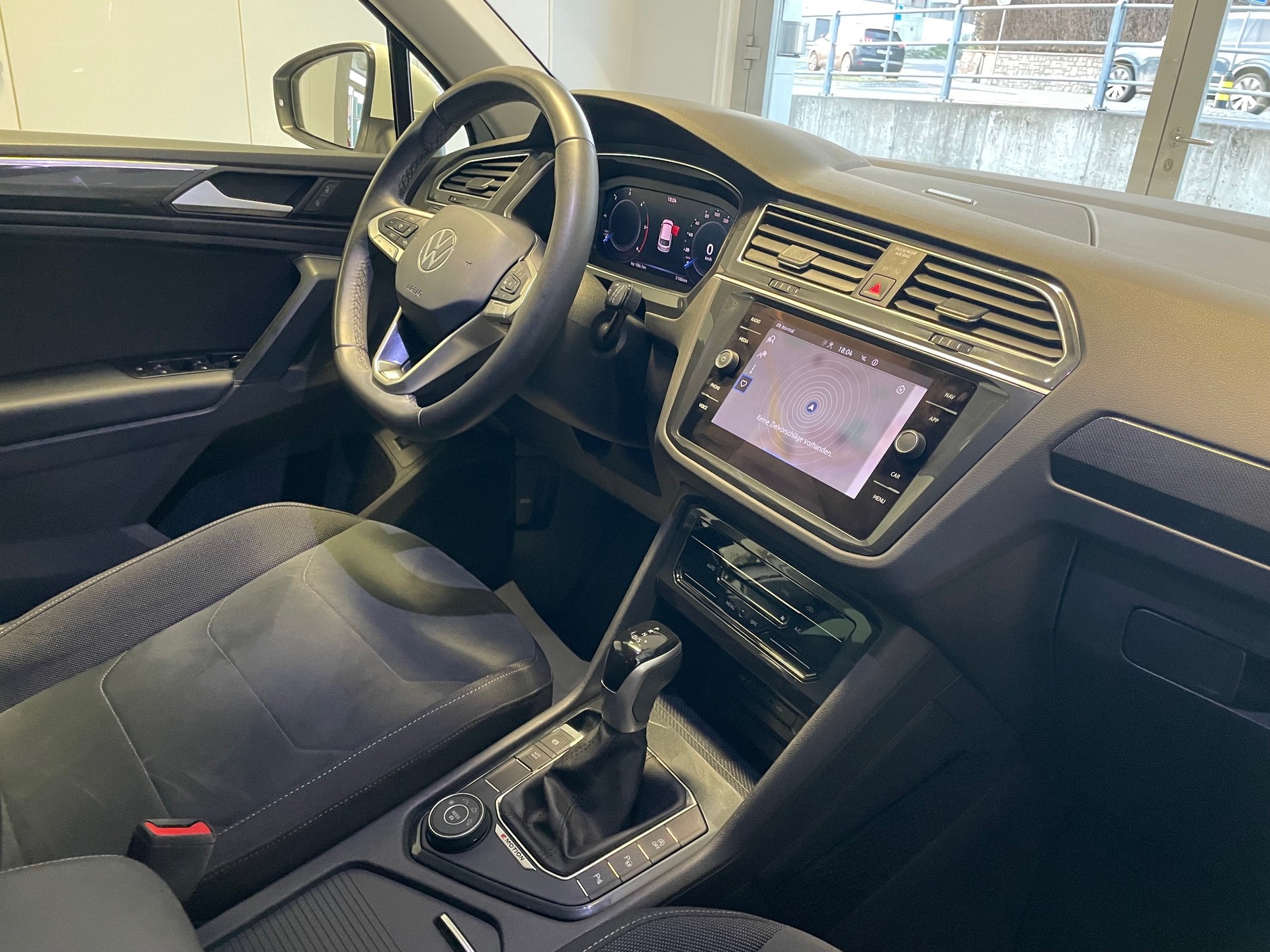 VW Tiguan 2.0 TDI SCR Elegance 4Motion DSG-image-9