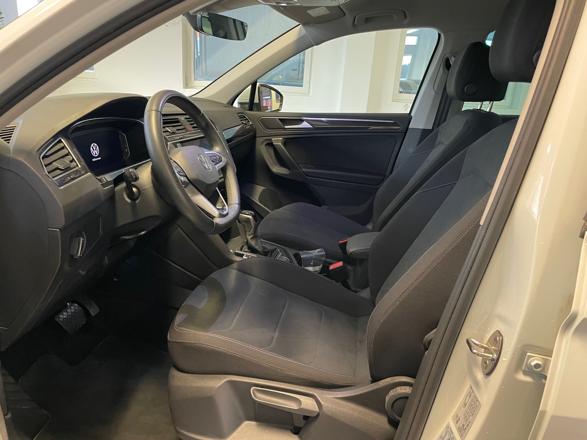 VW Tiguan 2.0 TDI SCR Elegance 4Motion DSG-image-6
