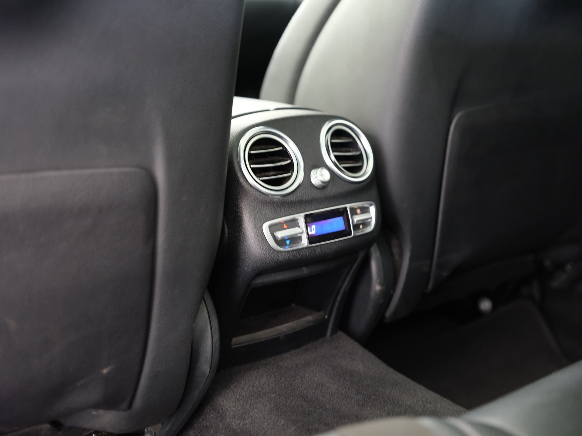 MERCEDES-BENZ C 63 AMG Speedshift *AMG Abgasanlage* *Panorama* *Burmester Soundsystem*-image-27
