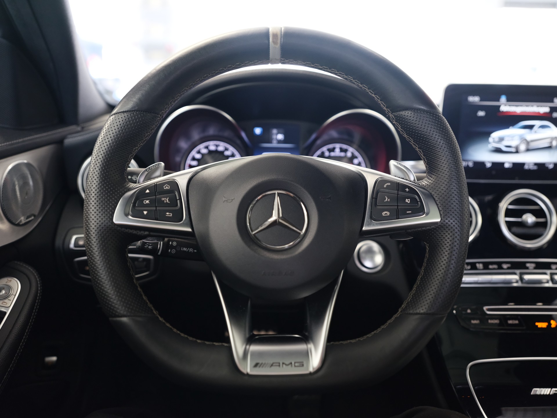 MERCEDES-BENZ C 63 AMG Speedshift *AMG Abgasanlage* *Panorama* *Burmester Soundsystem*-image-17