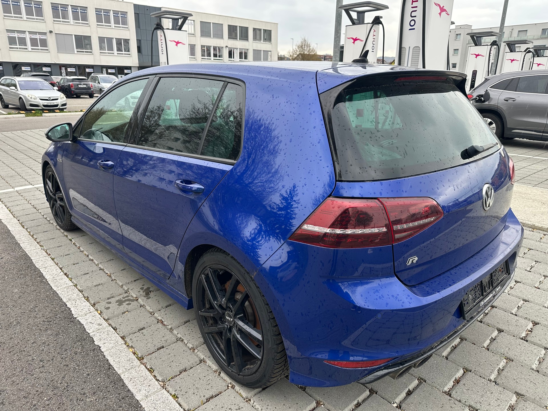 VW Golf 2.0 TSI R 4Motion-image-2