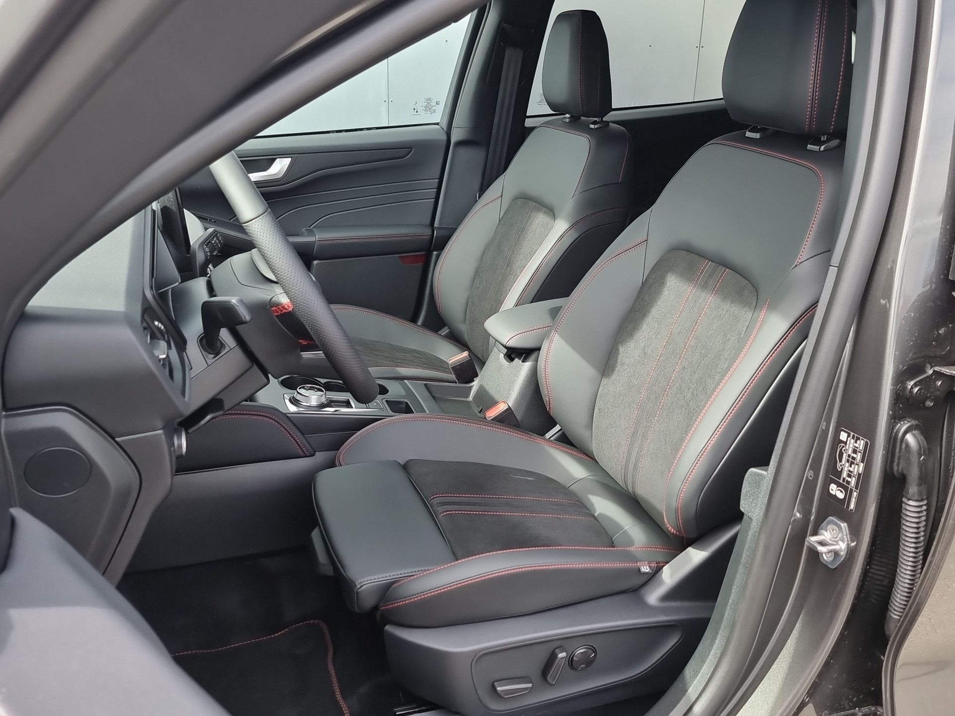 FORD Kuga 2.5 Hybrid ST-Line X 4x4-image-9