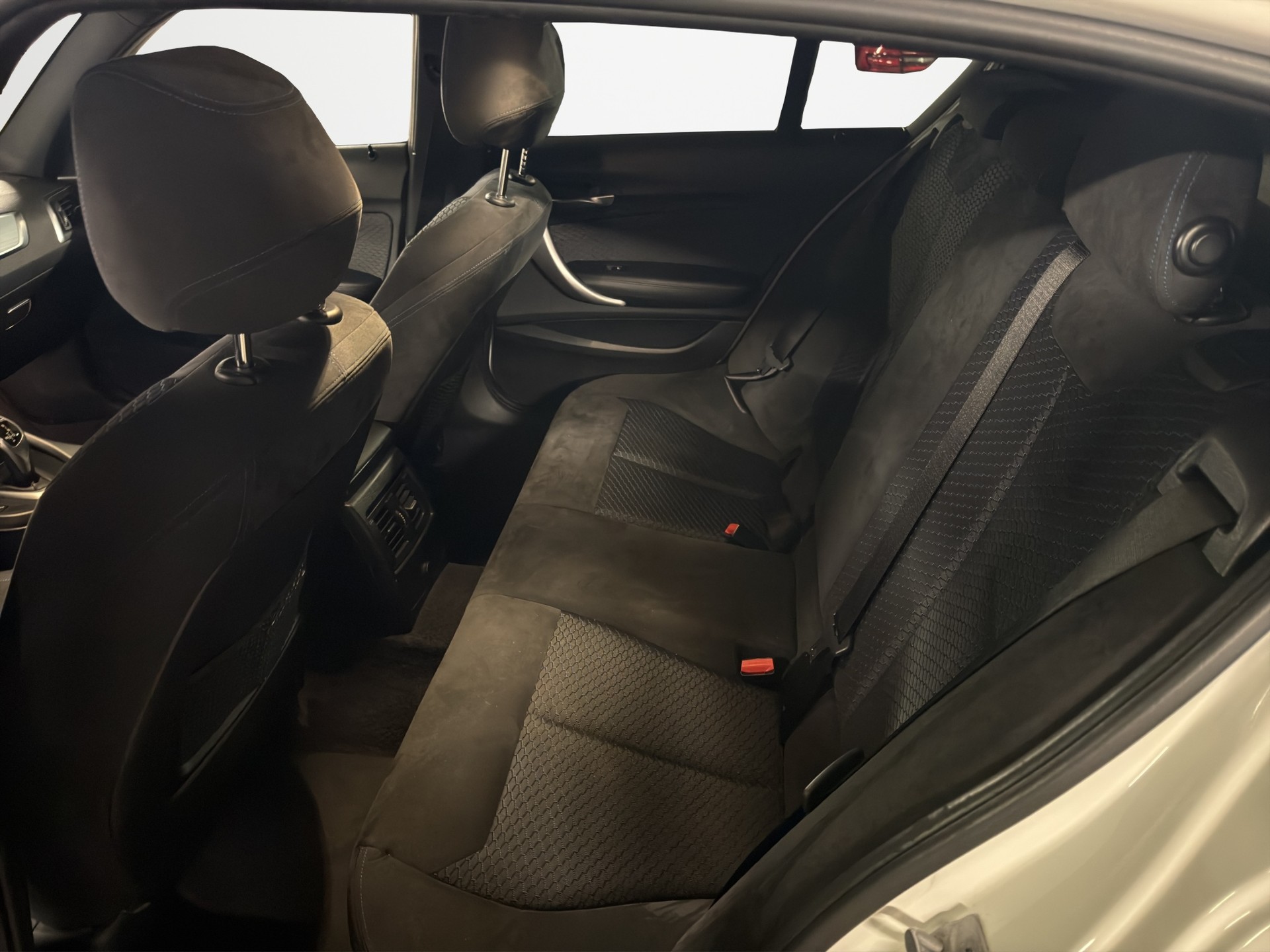 BMW 120d xDrive Edition M Sport Steptronic-image-13