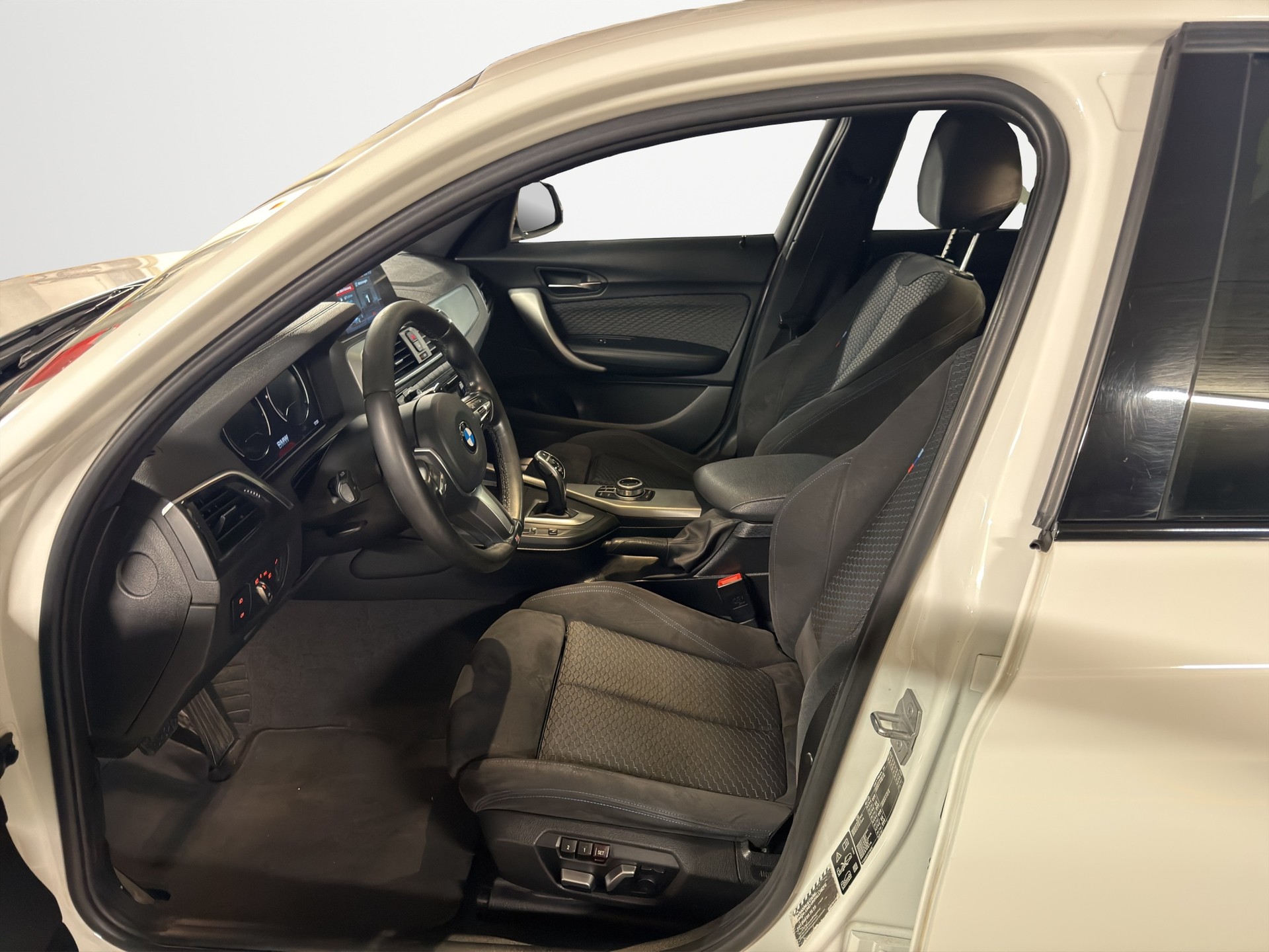 BMW 120d xDrive Edition M Sport Steptronic-image-9