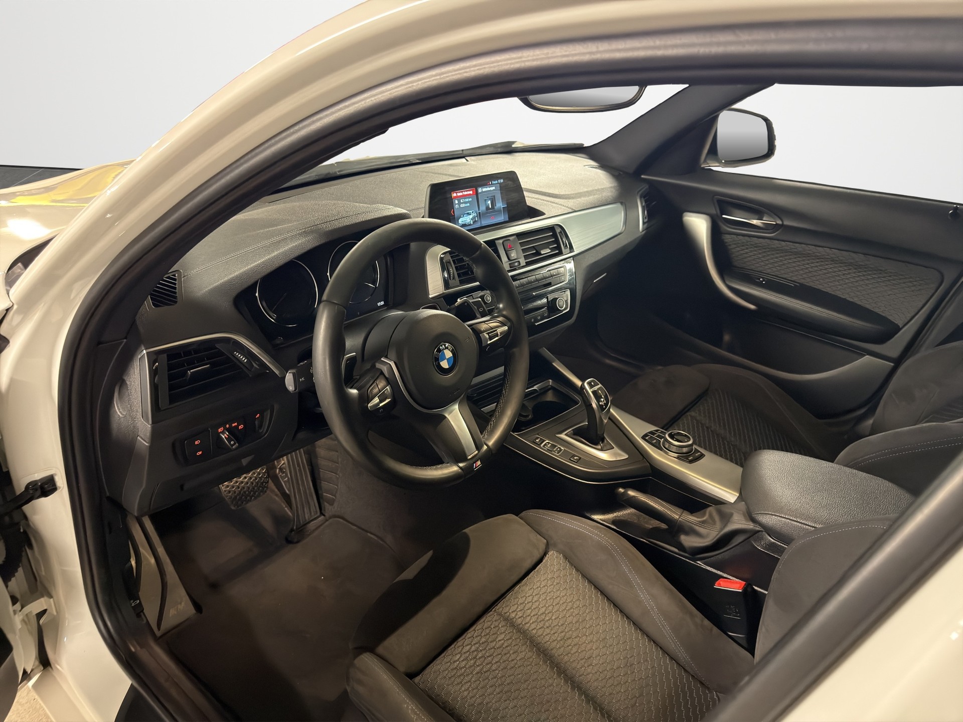 BMW 120d xDrive Edition M Sport Steptronic-image-8