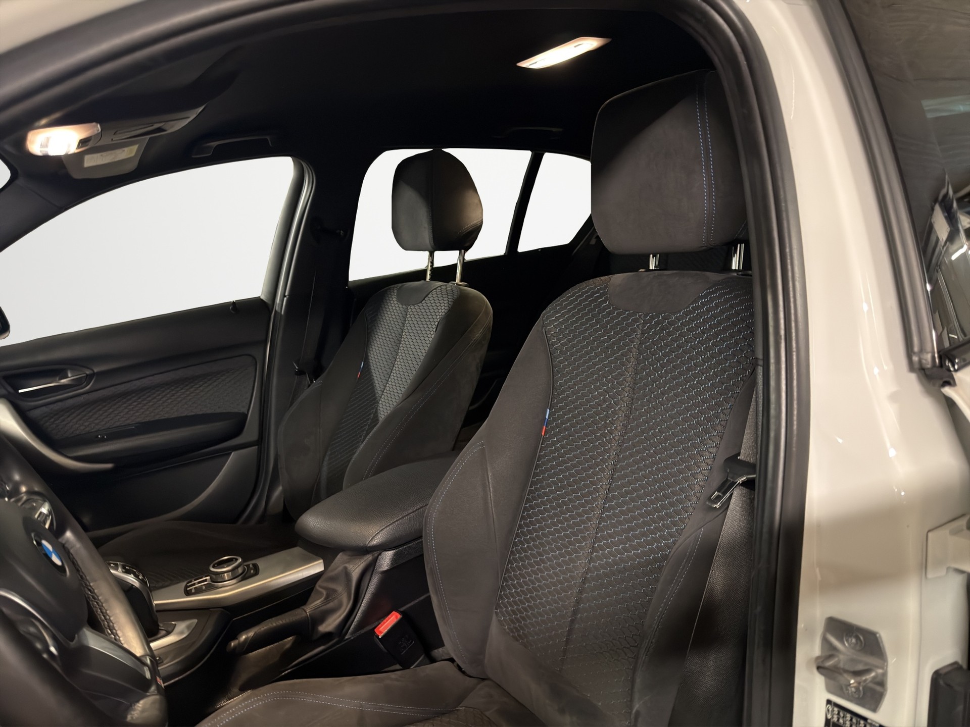 BMW 120d xDrive Edition M Sport Steptronic-image-11