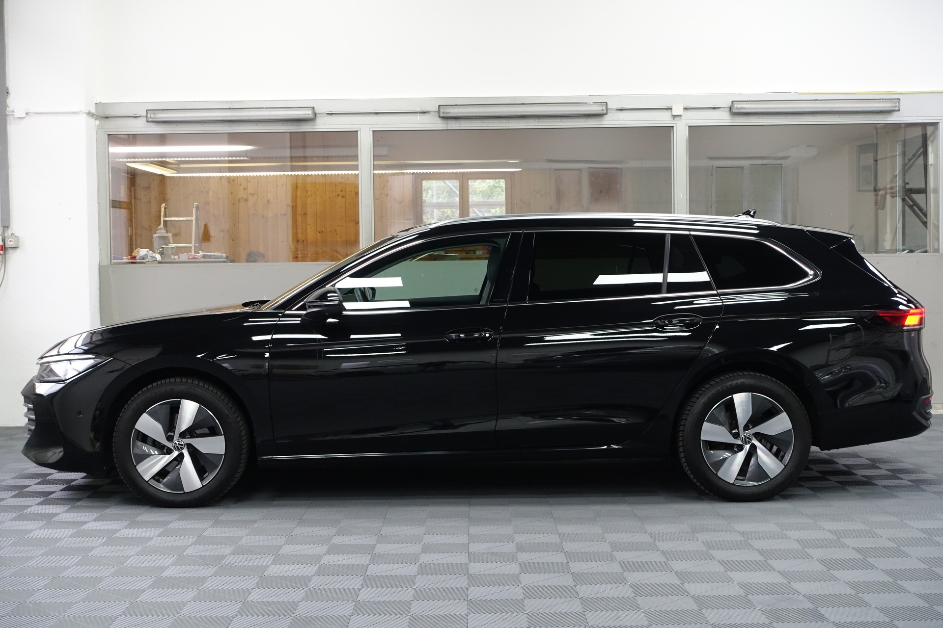 VW Passat Variant 2.0 TDI Business DSG-image-4