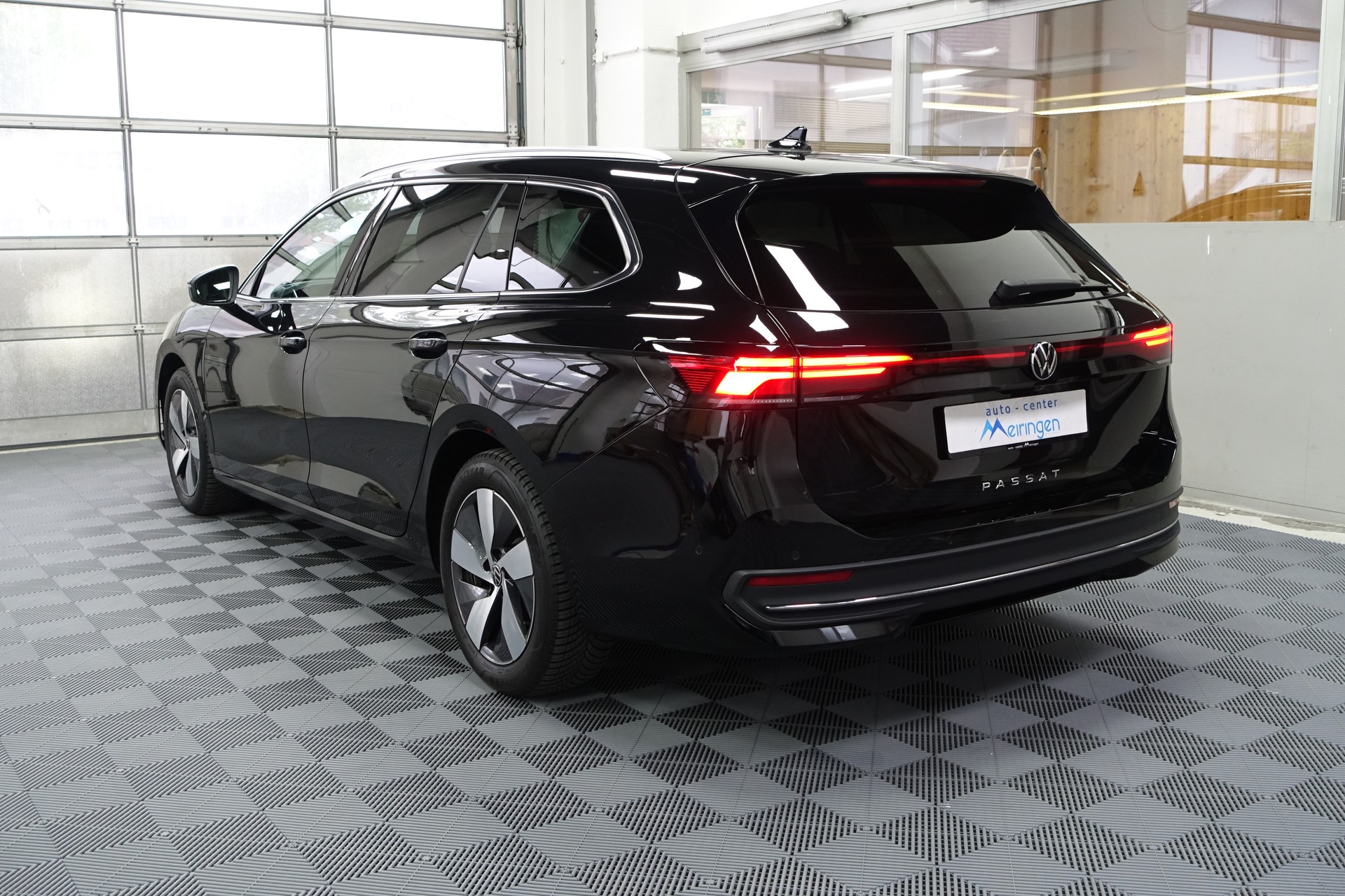 VW Passat Variant 2.0 TDI Business DSG-image-6