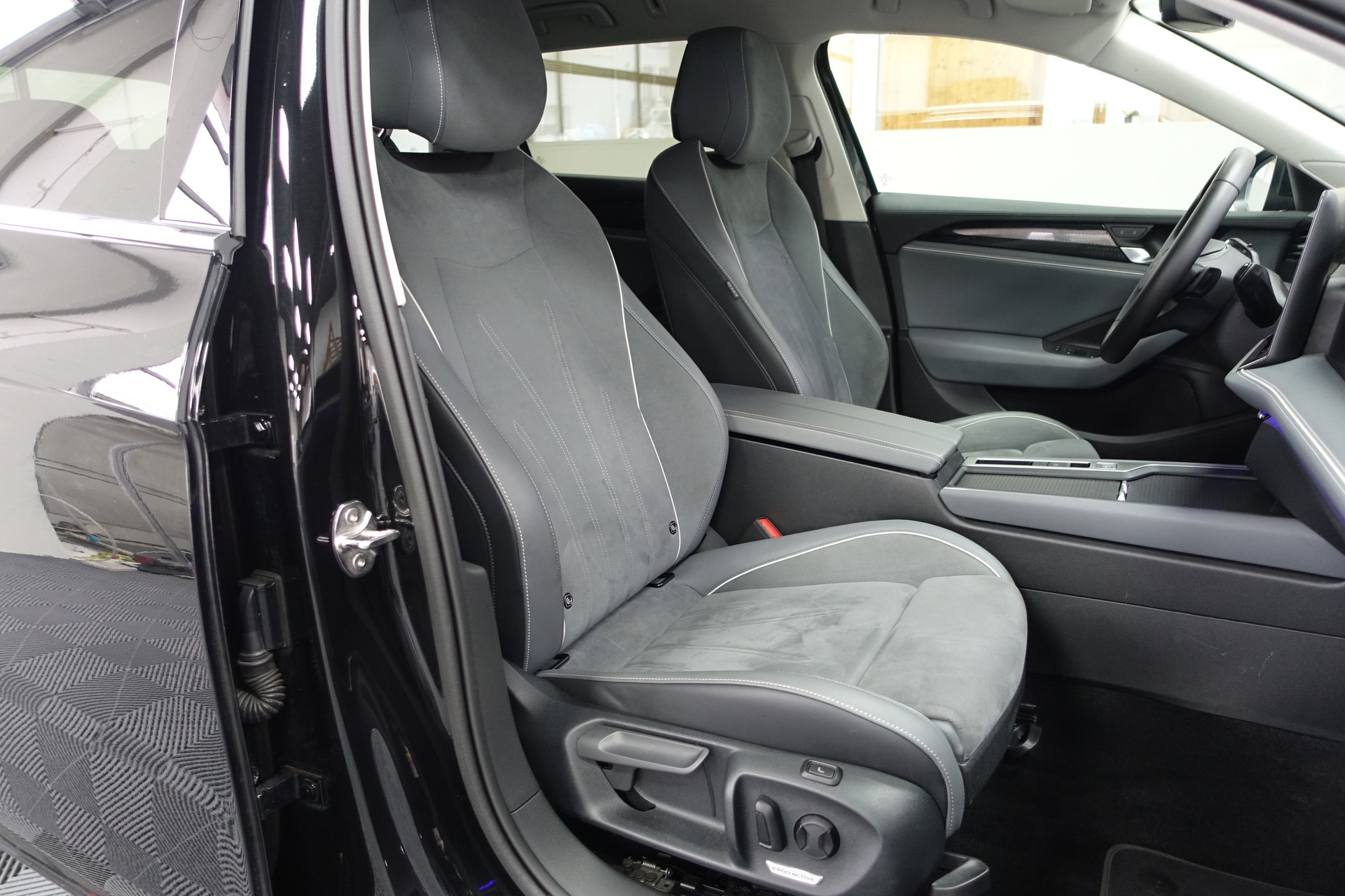 VW Passat Variant 2.0 TDI Business DSG-image-13