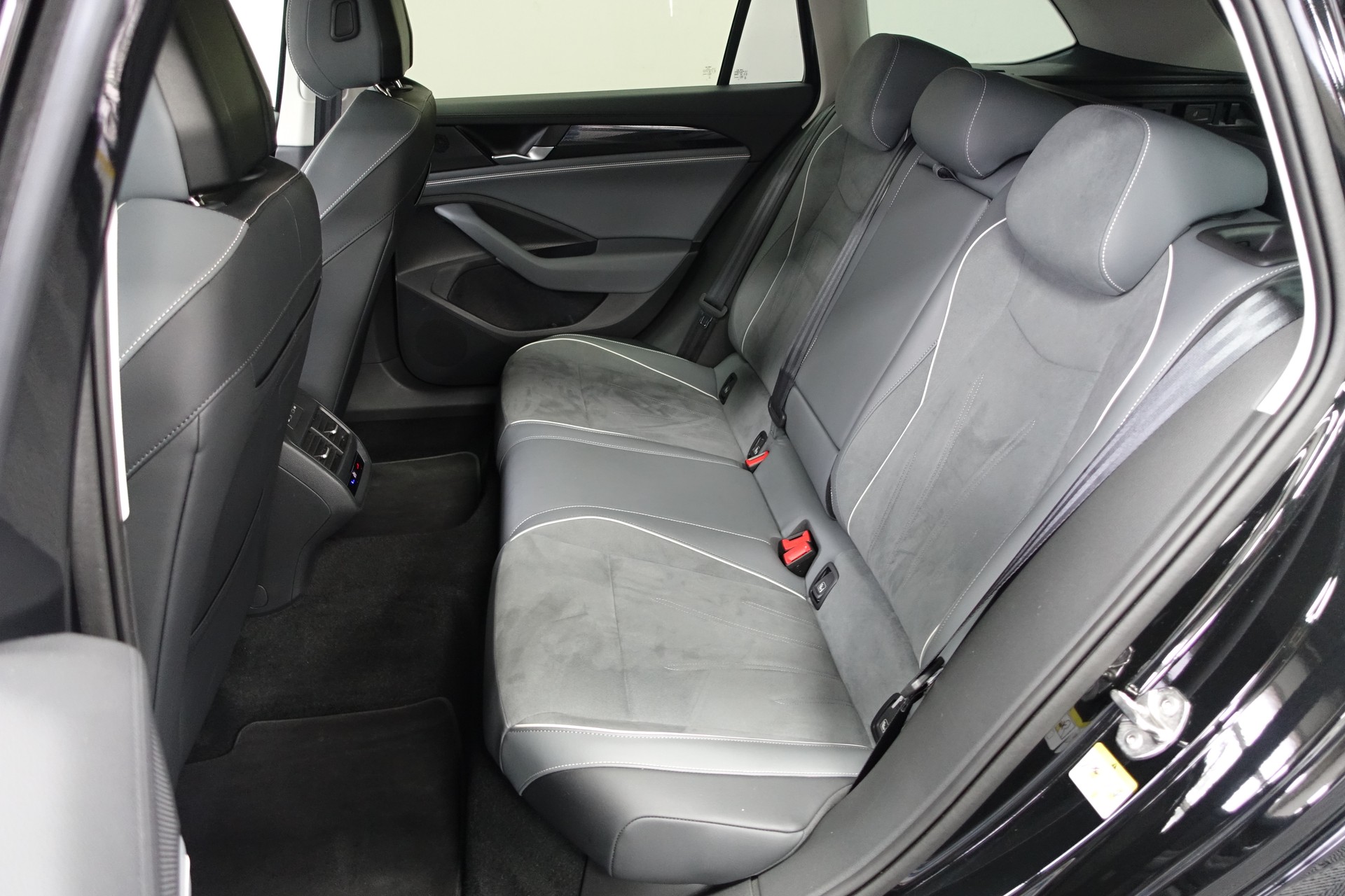 VW Passat Variant 2.0 TDI Business DSG-image-15