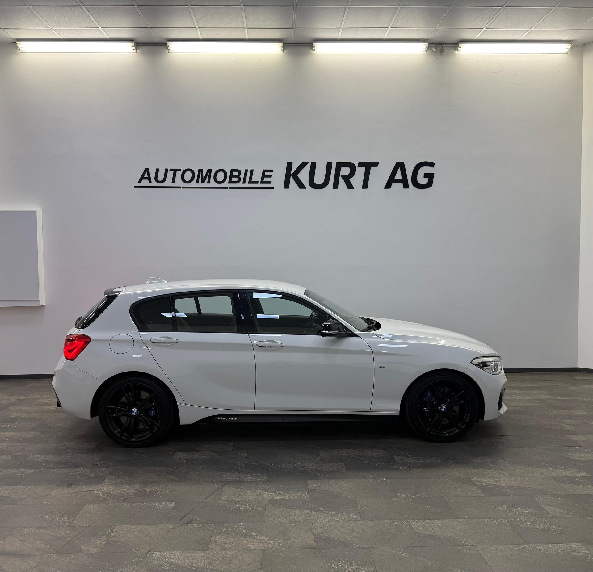 BMW M135i xDrive Steptronic-image-6