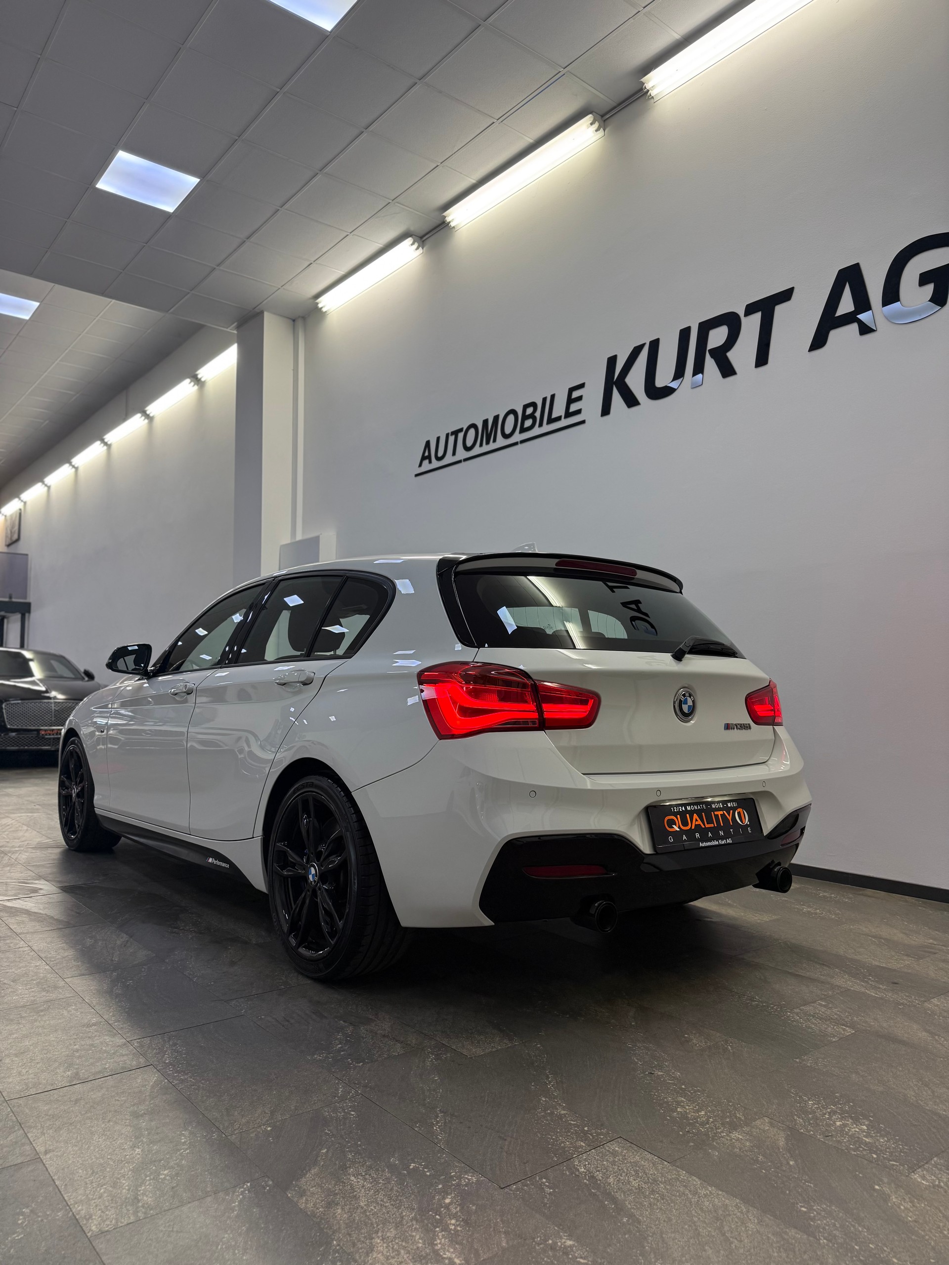 BMW M135i xDrive Steptronic-showroom-element-2