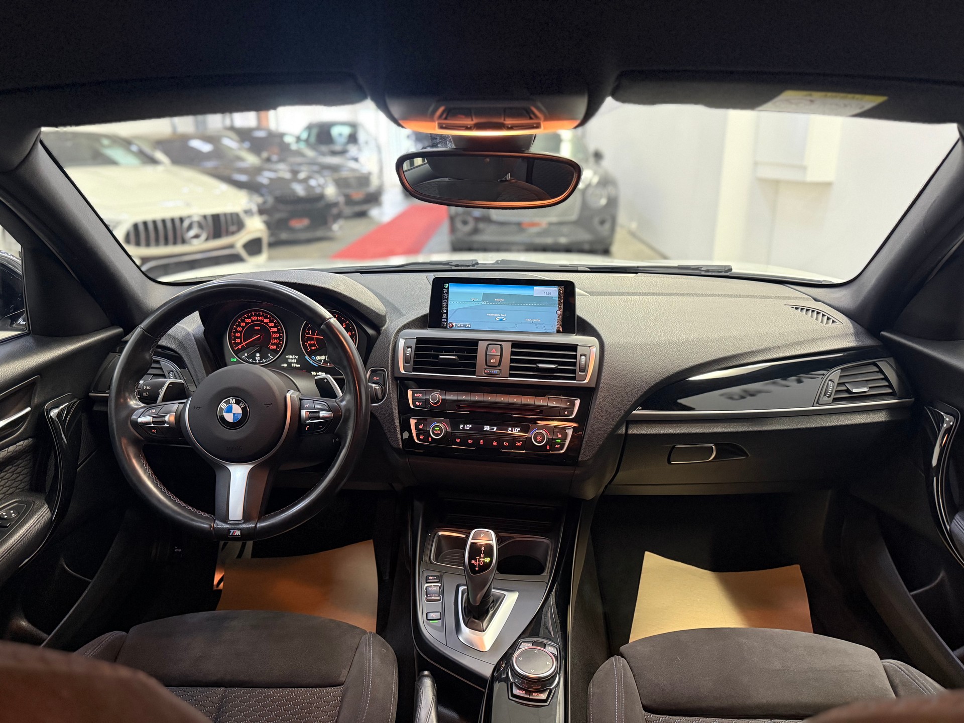 BMW M135i xDrive Steptronic-image-18