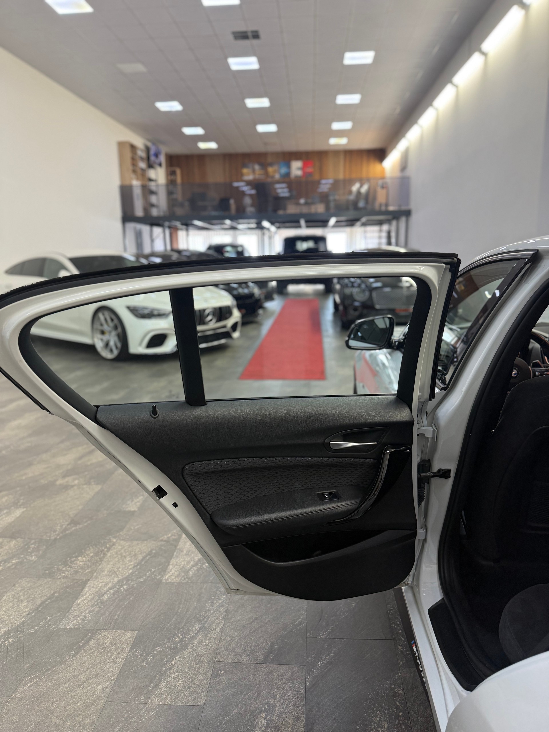 BMW M135i xDrive Steptronic-image-22
