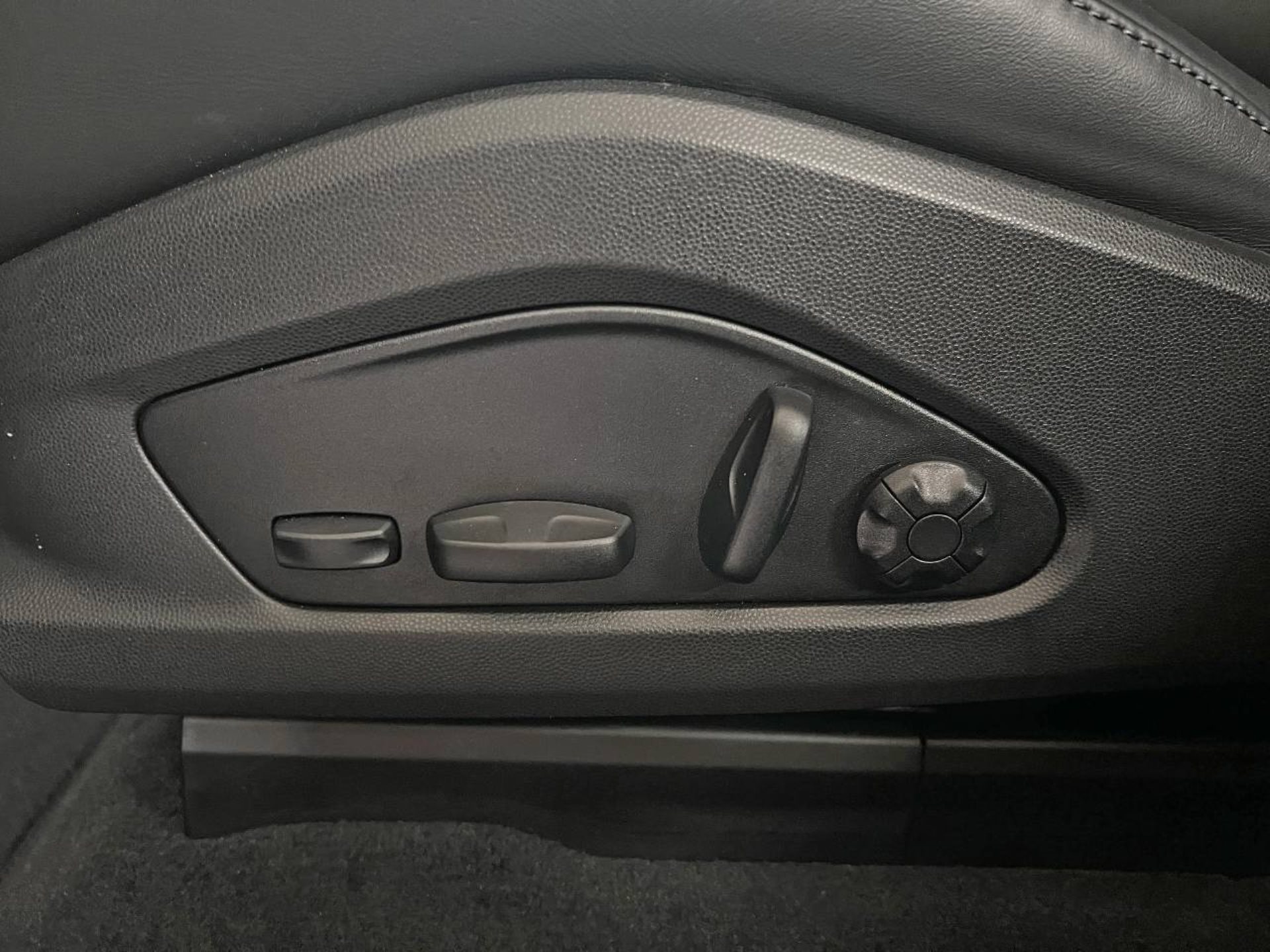 PORSCHE Macan 4-image-23