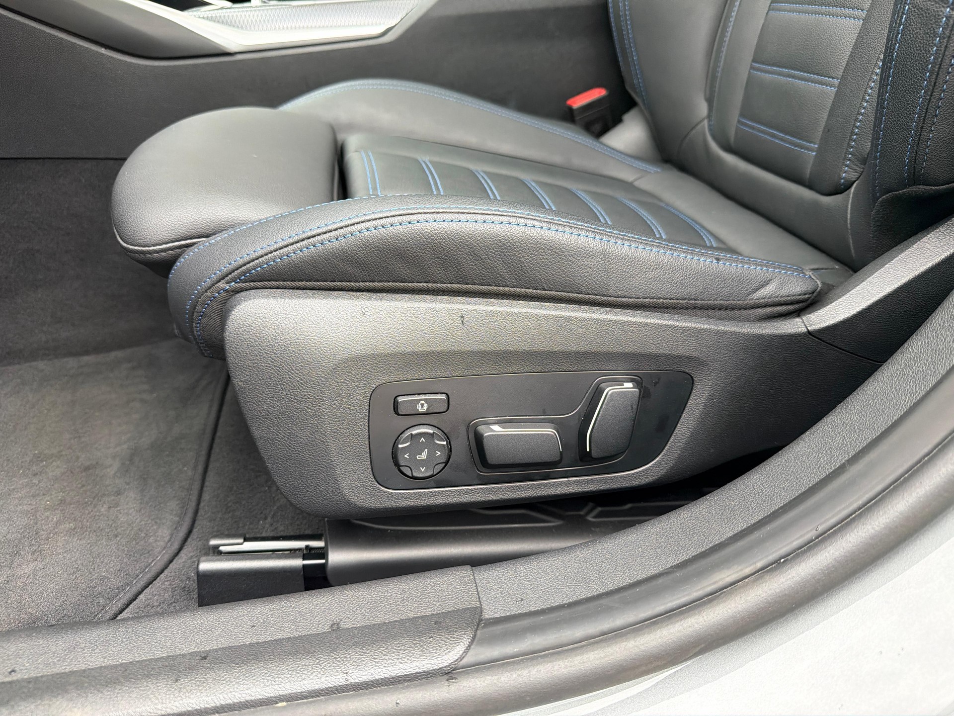 BMW 320d xDrive SAG Touring-image-10