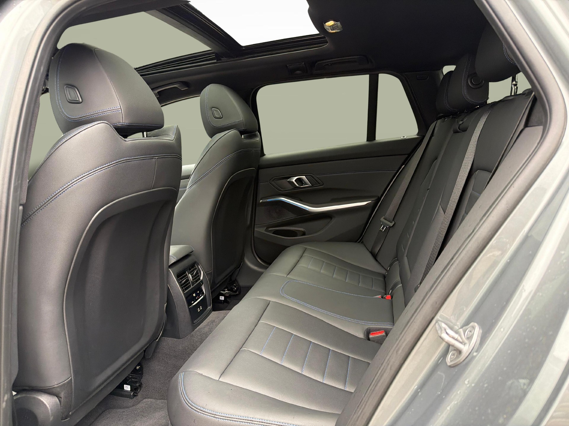 BMW 320d xDrive SAG Touring-image-16