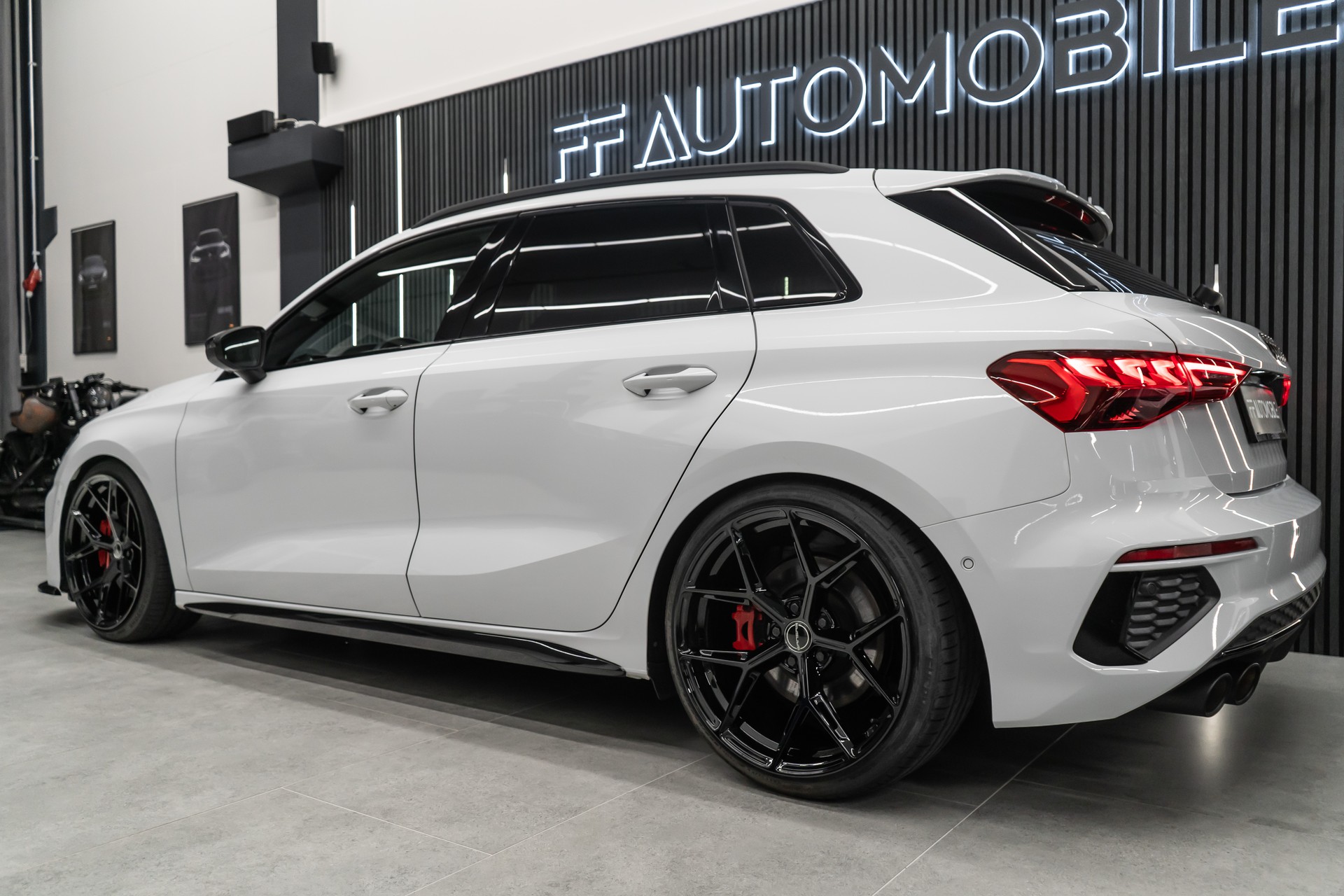 AUDI S3 SPORTBACK 2.0 TFSI QUATTRO S-TRON / BLACK&WHITE-image-9