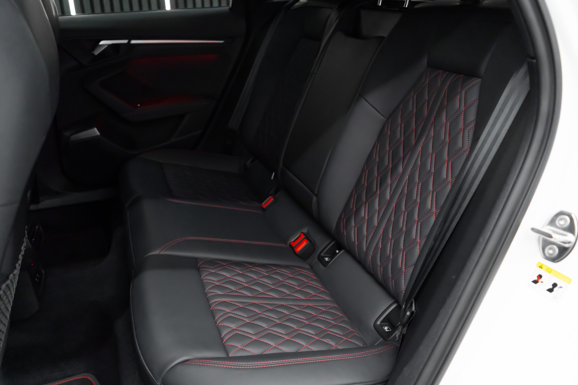 AUDI S3 SPORTBACK 2.0 TFSI QUATTRO S-TRON / BLACK&WHITE-image-26