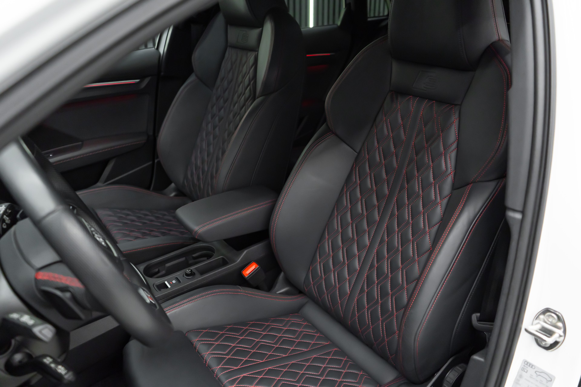 AUDI S3 SPORTBACK 2.0 TFSI QUATTRO S-TRON / BLACK&WHITE-image-15