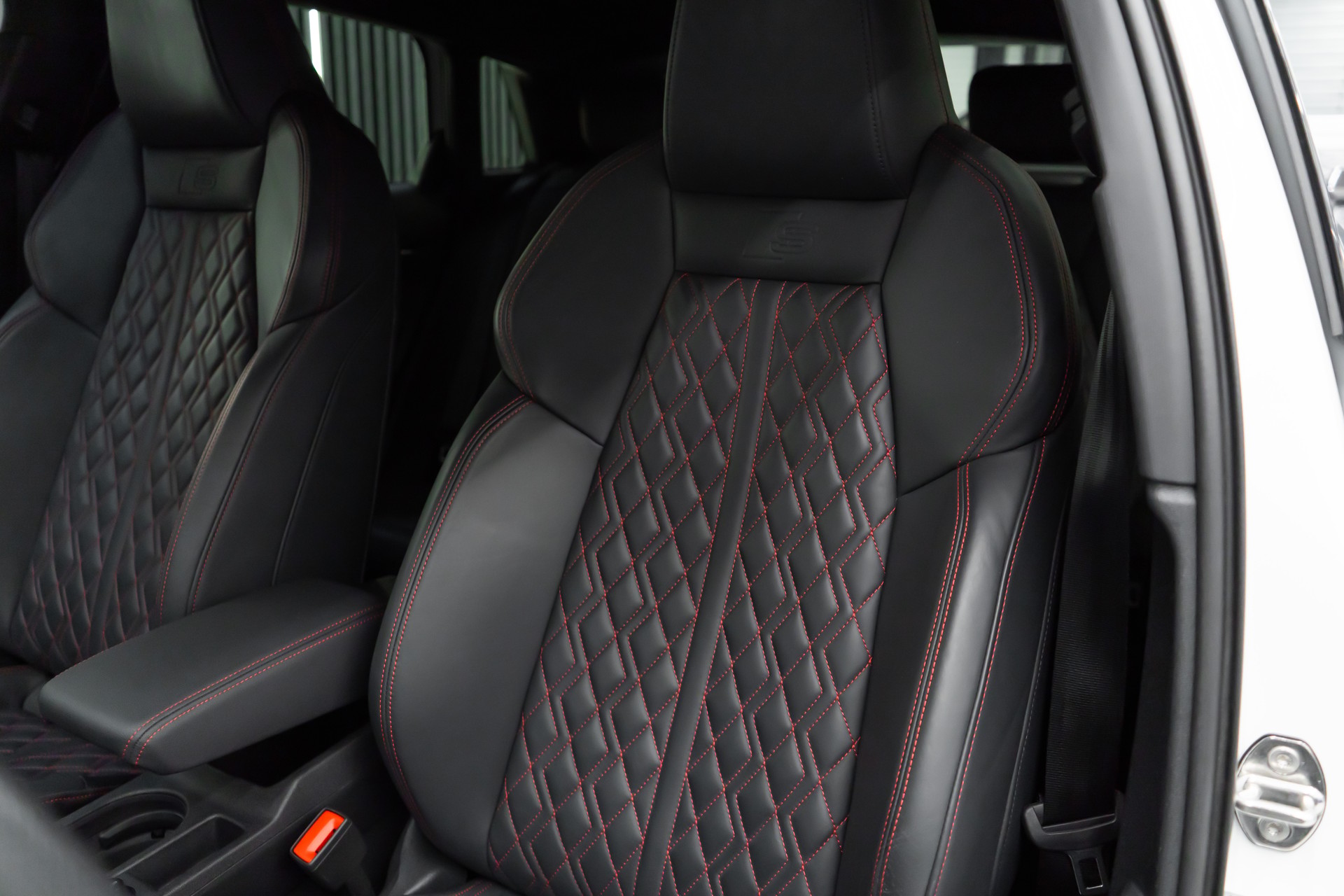 AUDI S3 SPORTBACK 2.0 TFSI QUATTRO S-TRON / BLACK&WHITE-image-17
