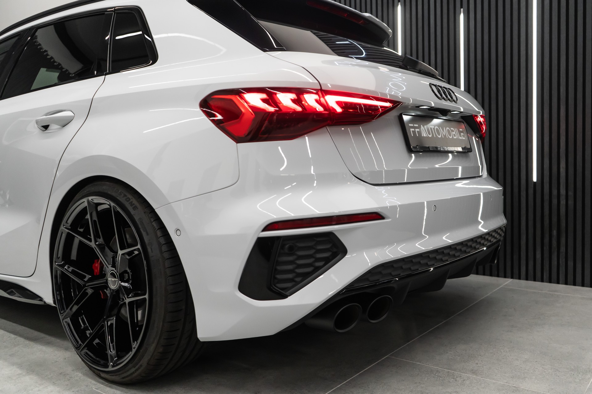 AUDI S3 SPORTBACK 2.0 TFSI QUATTRO S-TRON / BLACK&WHITE-image-10