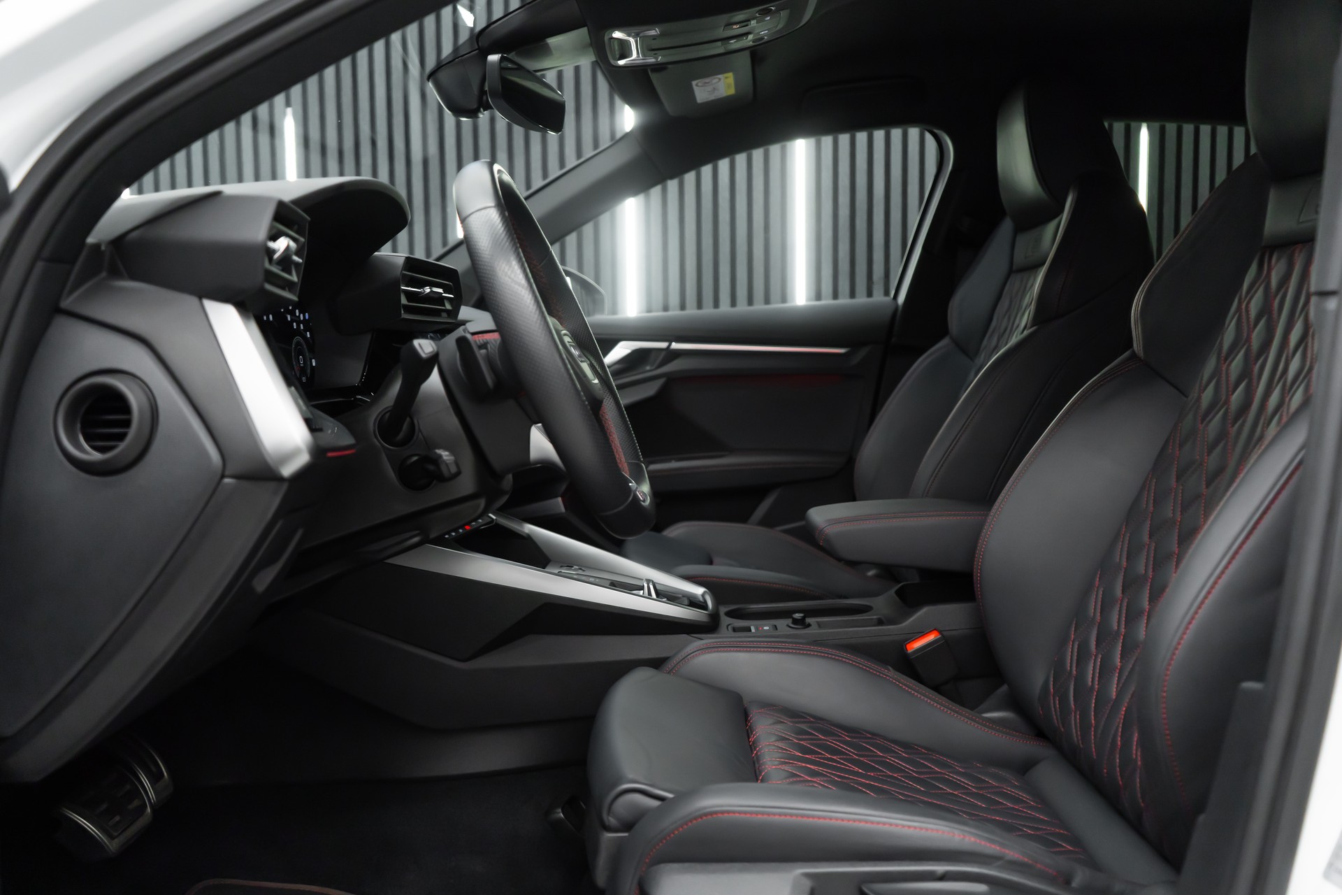 AUDI S3 SPORTBACK 2.0 TFSI QUATTRO S-TRON / BLACK&WHITE-image-16