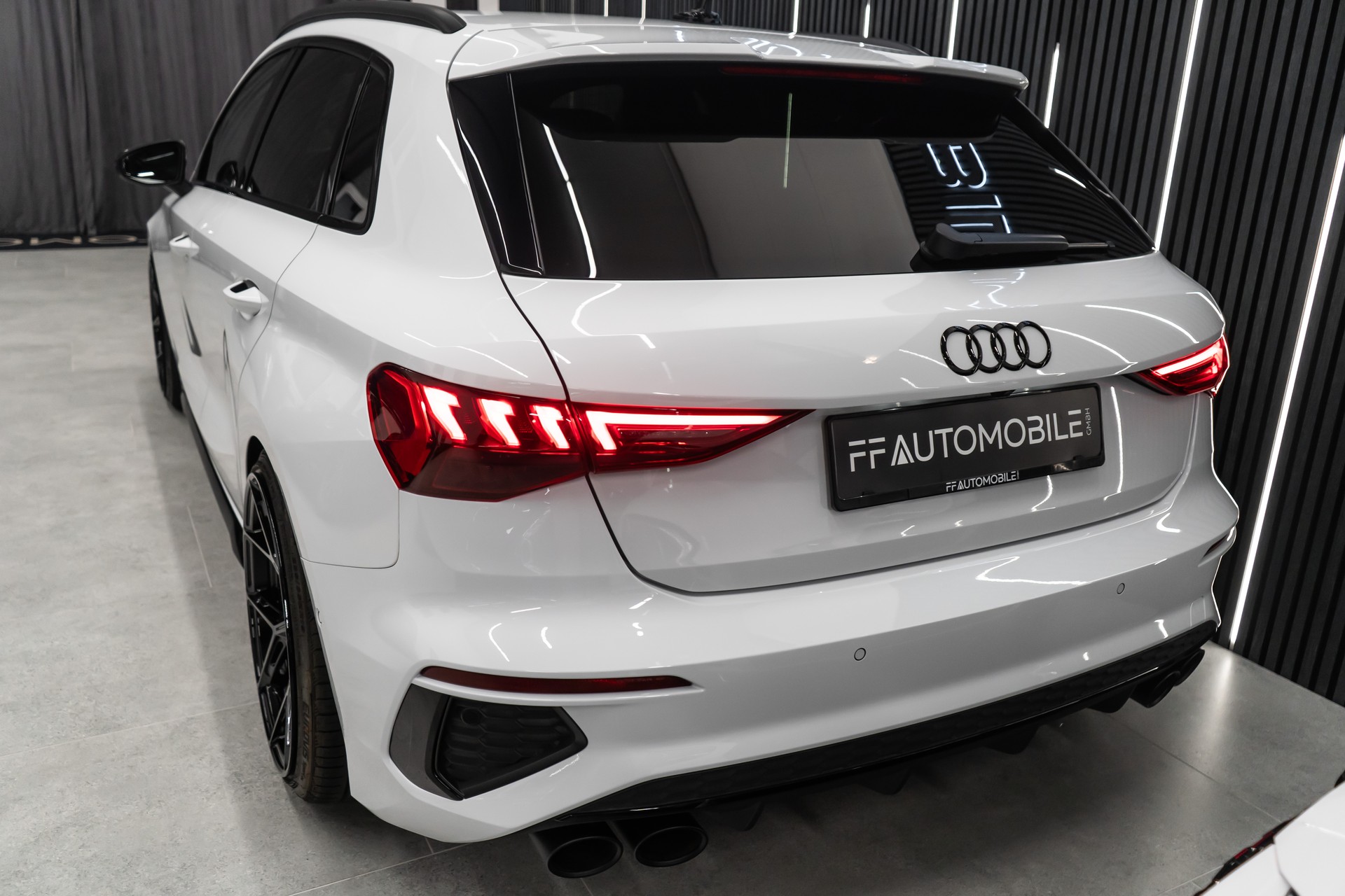 AUDI S3 SPORTBACK 2.0 TFSI QUATTRO S-TRON / BLACK&WHITE-image-11