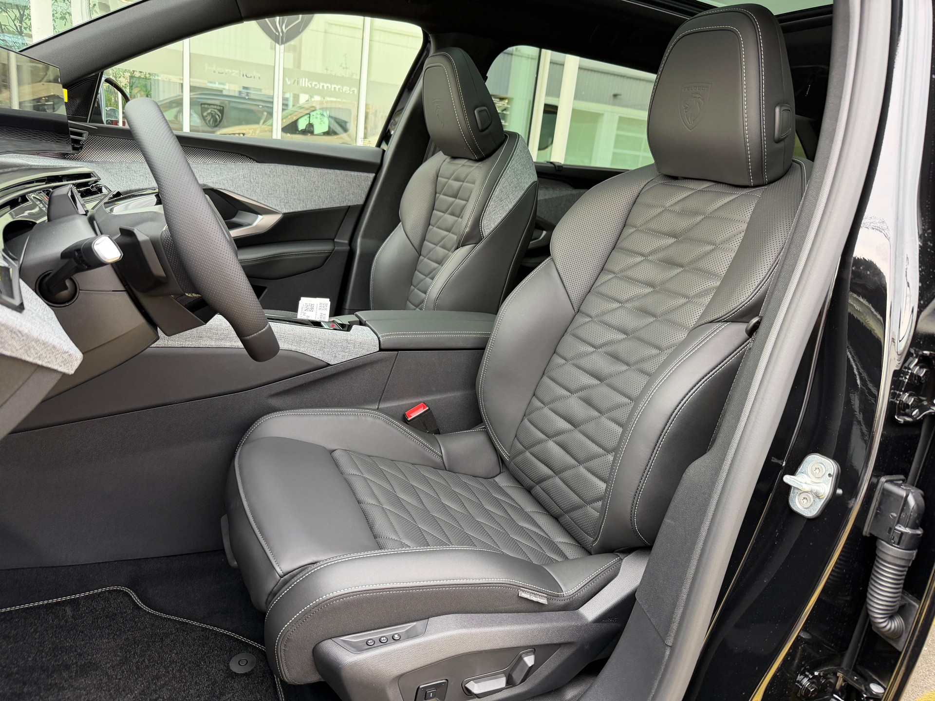 PEUGEOT 5008 1.2 Hybrid GT Exclusive-image-8