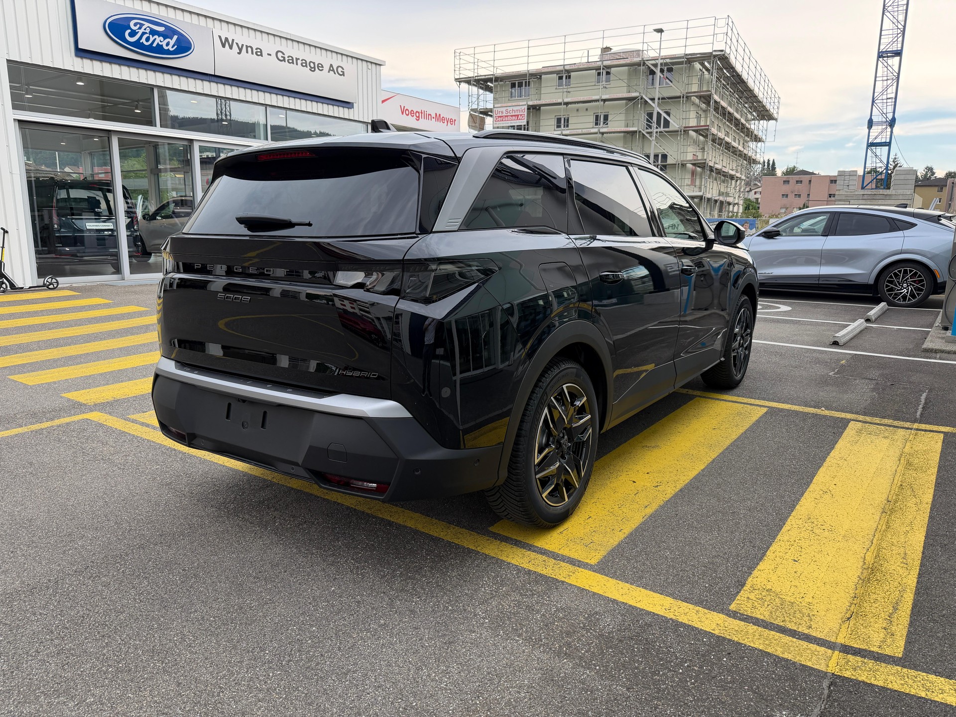 PEUGEOT 5008 1.2 Hybrid GT Exclusive-image-3