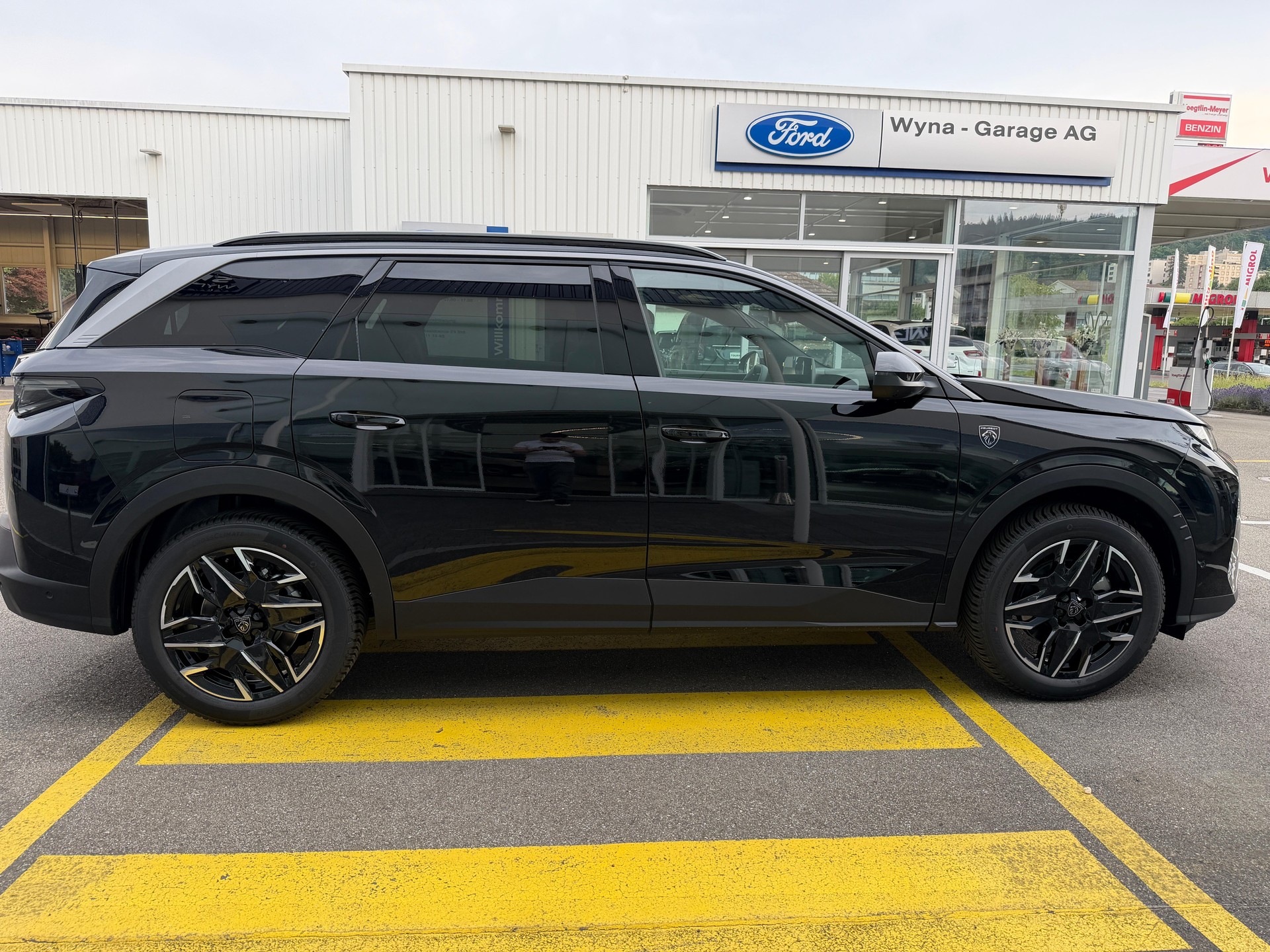 PEUGEOT 5008 1.2 Hybrid GT Exclusive-image-4