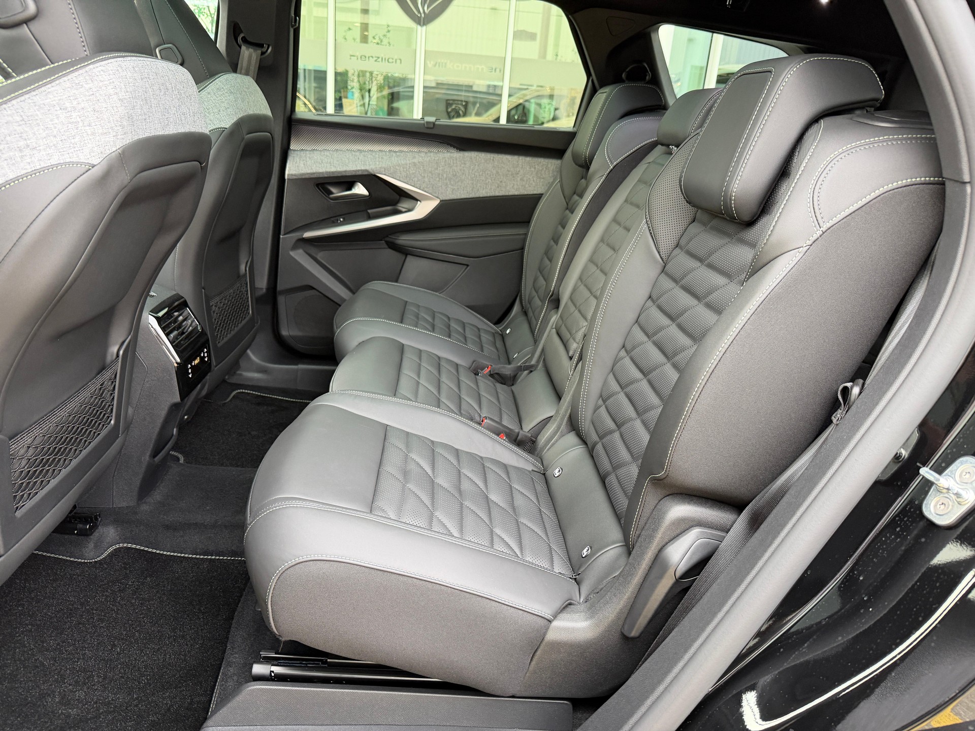 PEUGEOT 5008 1.2 Hybrid GT Exclusive-image-11