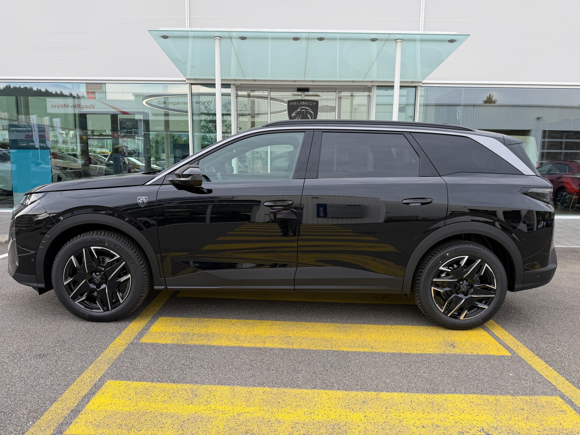 PEUGEOT 5008 1.2 Hybrid GT Exclusive-image-0