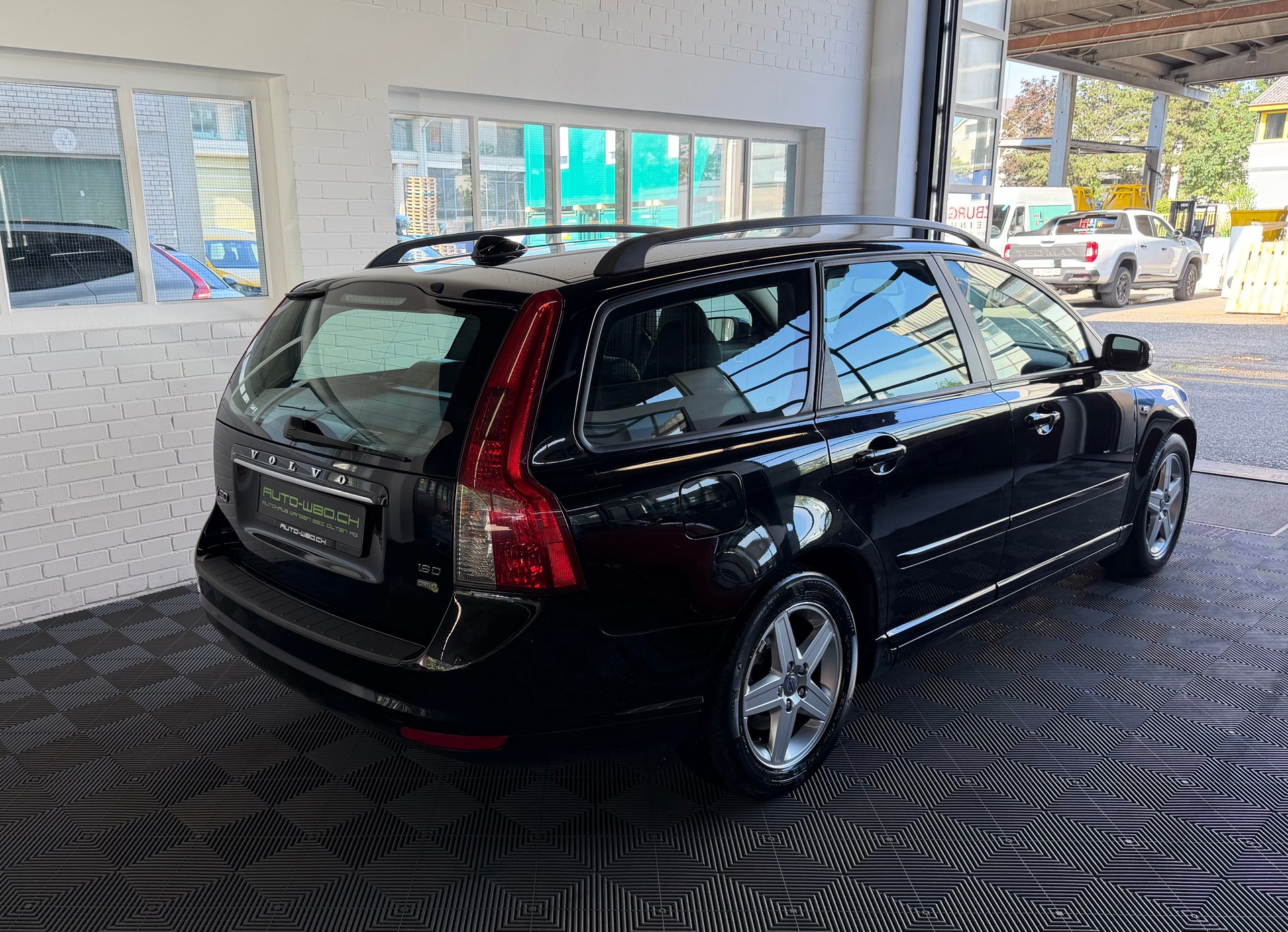 VOLVO V50 1.6D Summum-image-2