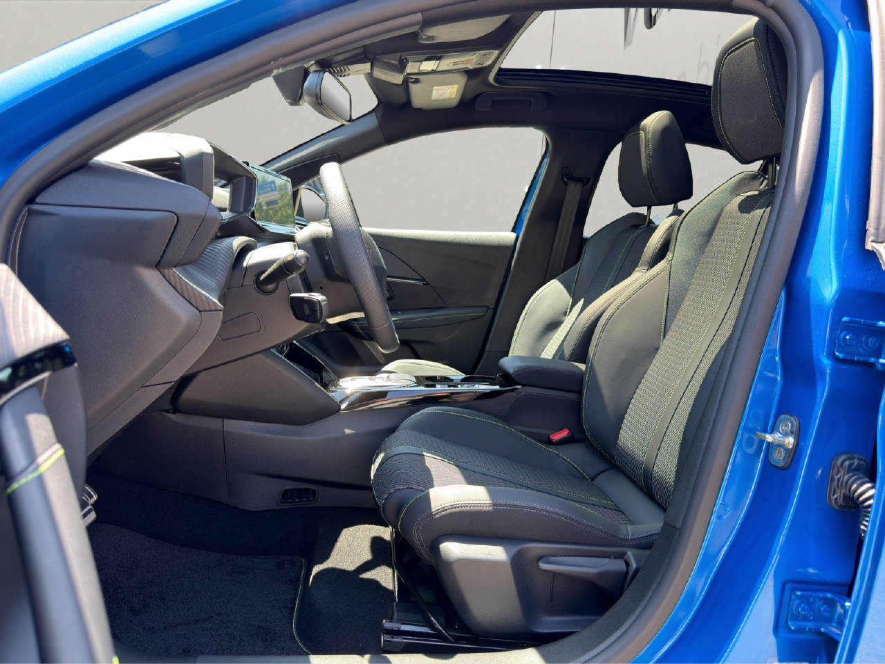 PEUGEOT 208 1.2 Hybrid 145 GT-image-3