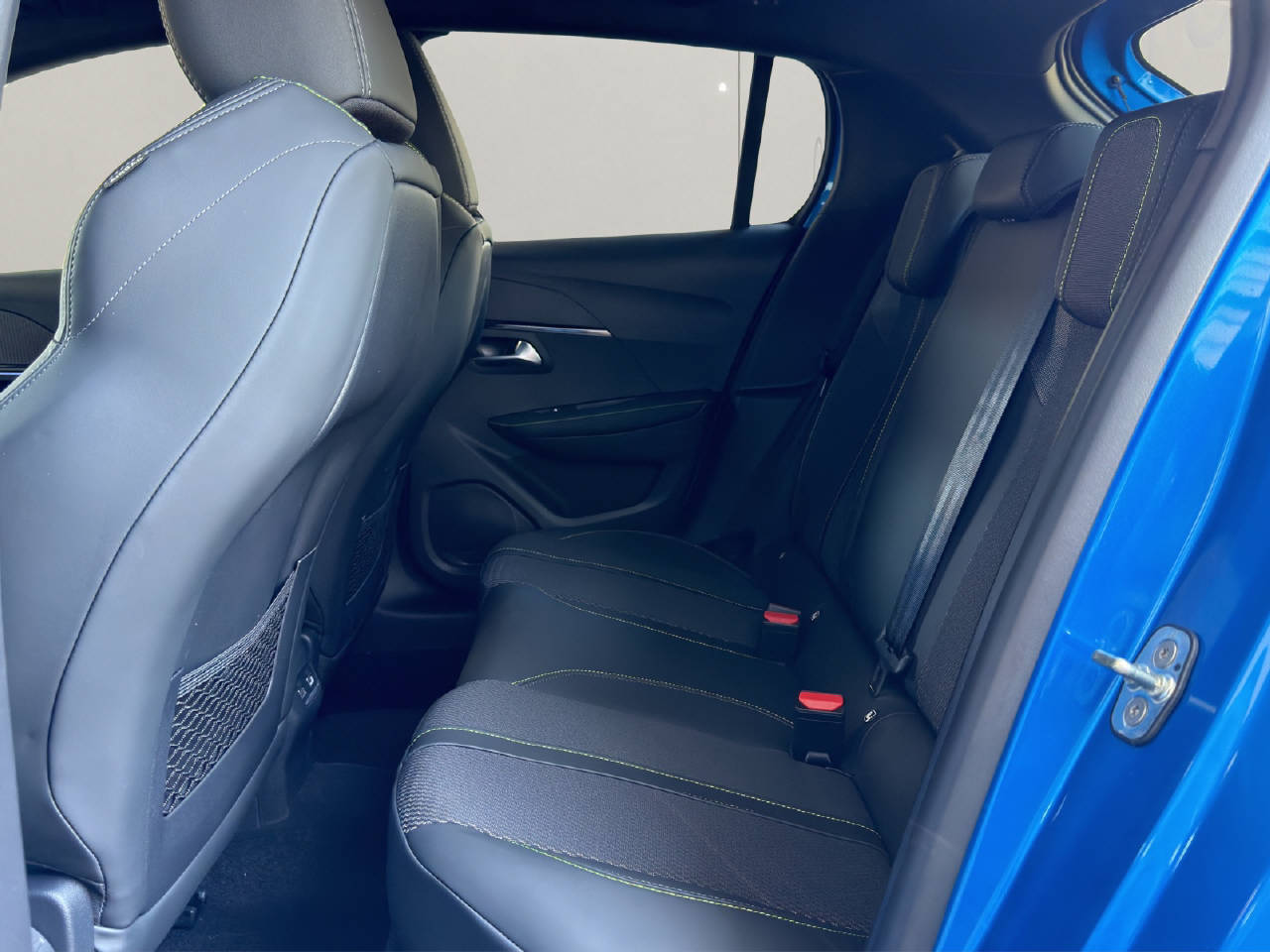 PEUGEOT 208 1.2 Hybrid 145 GT-image-9