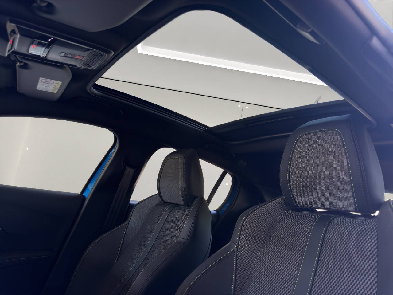 PEUGEOT 208 1.2 Hybrid 145 GT-image-10