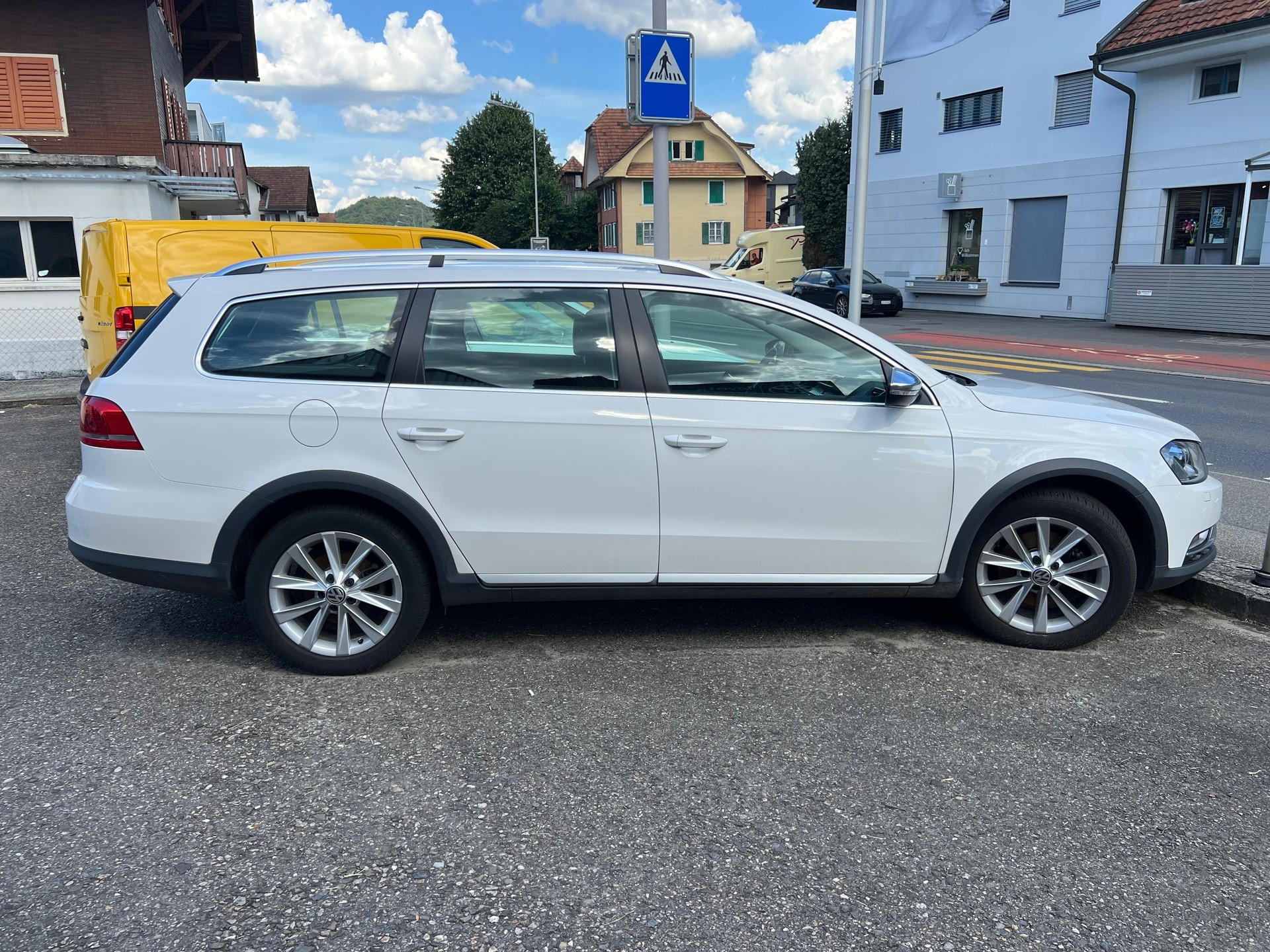 VW Passat Alltrack 2.0 TDI 140 BlueMT 4motion-image-2