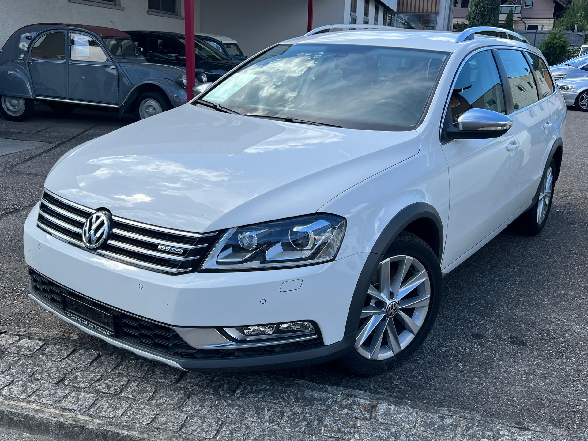 VW Passat Alltrack 2.0 TDI 140 BlueMT 4motion-image-1