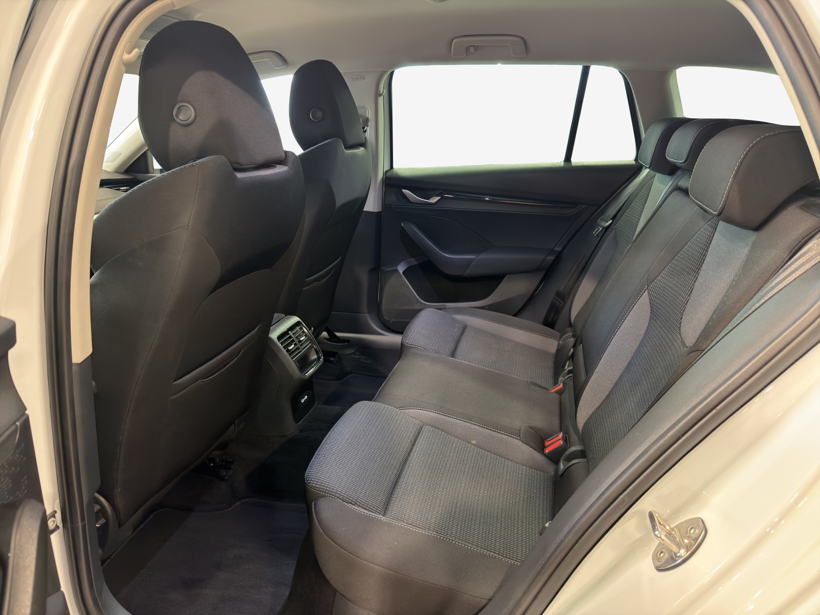 SKODA Octavia Combi 2.0 TDI DSG Selection-image-11