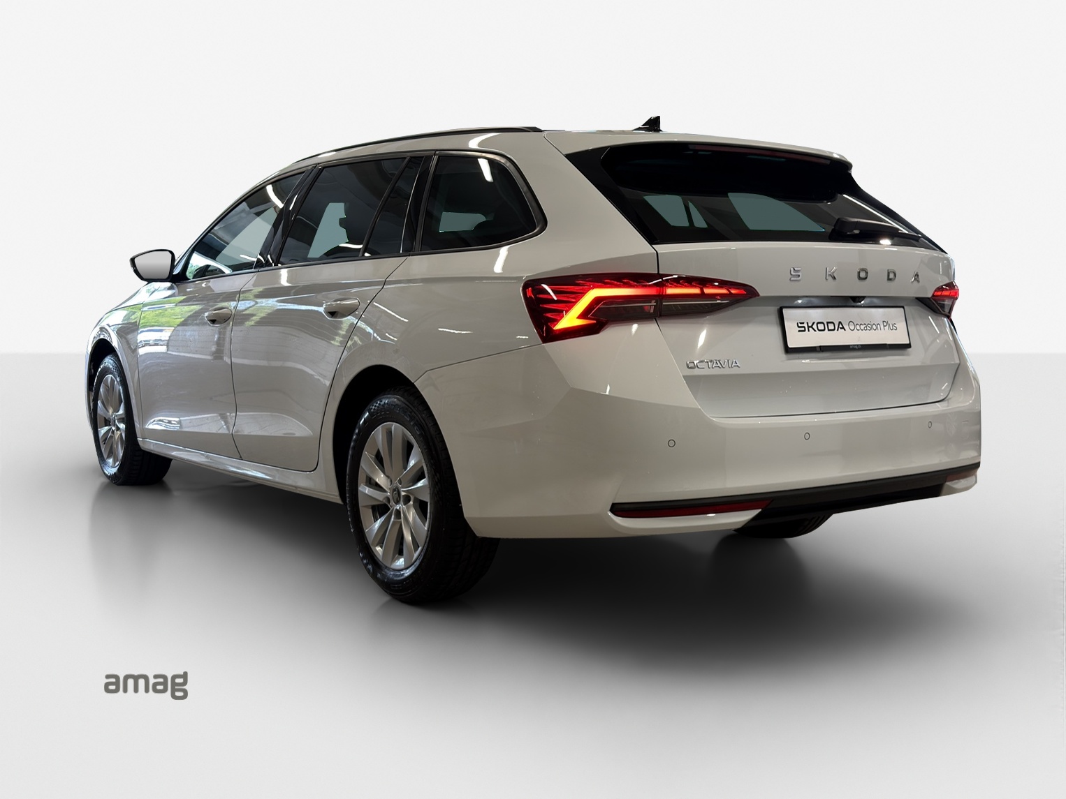 SKODA Octavia Combi 2.0 TDI DSG Selection-image-2