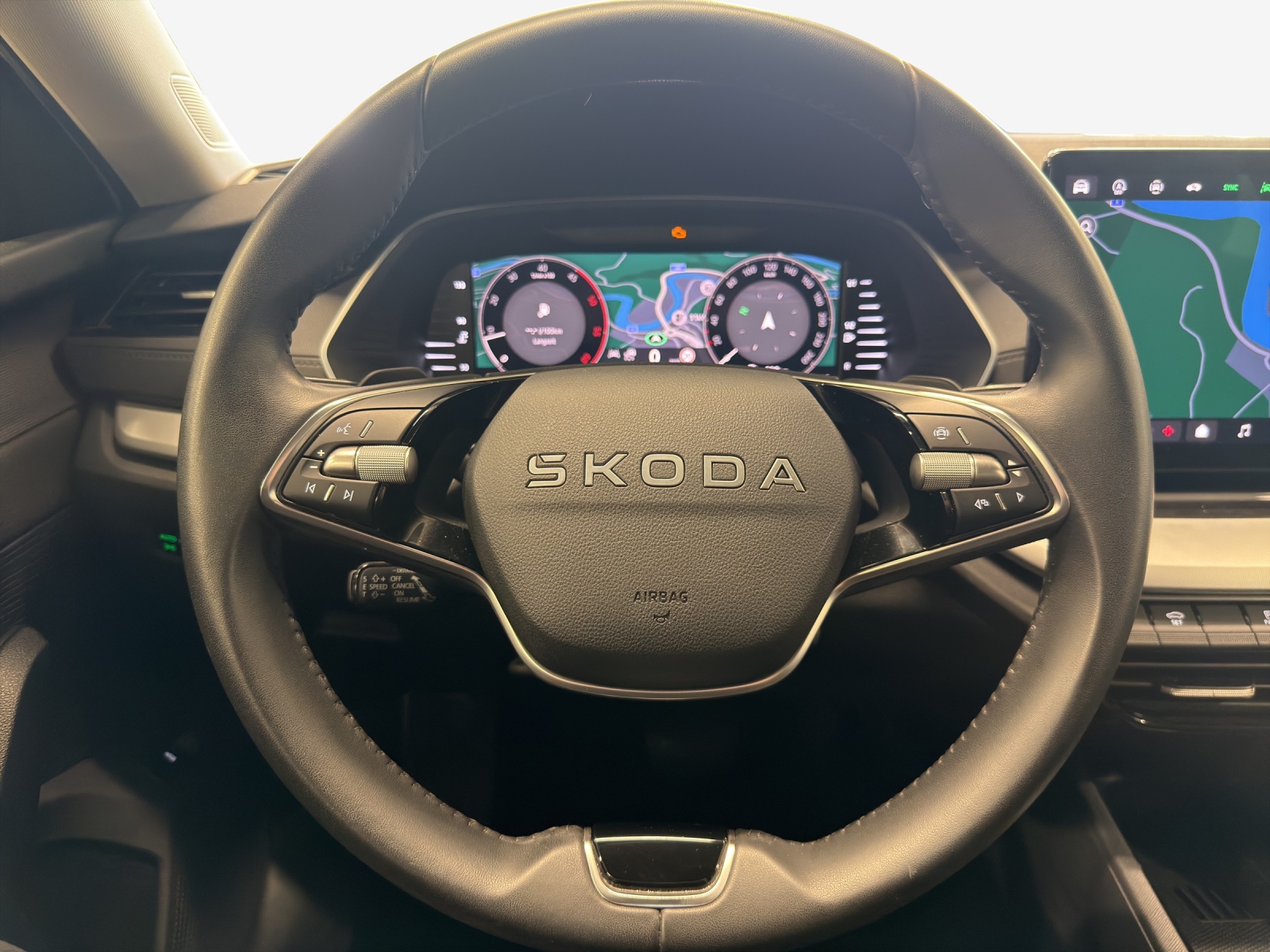 SKODA Octavia Combi 2.0 TDI DSG Selection-image-9