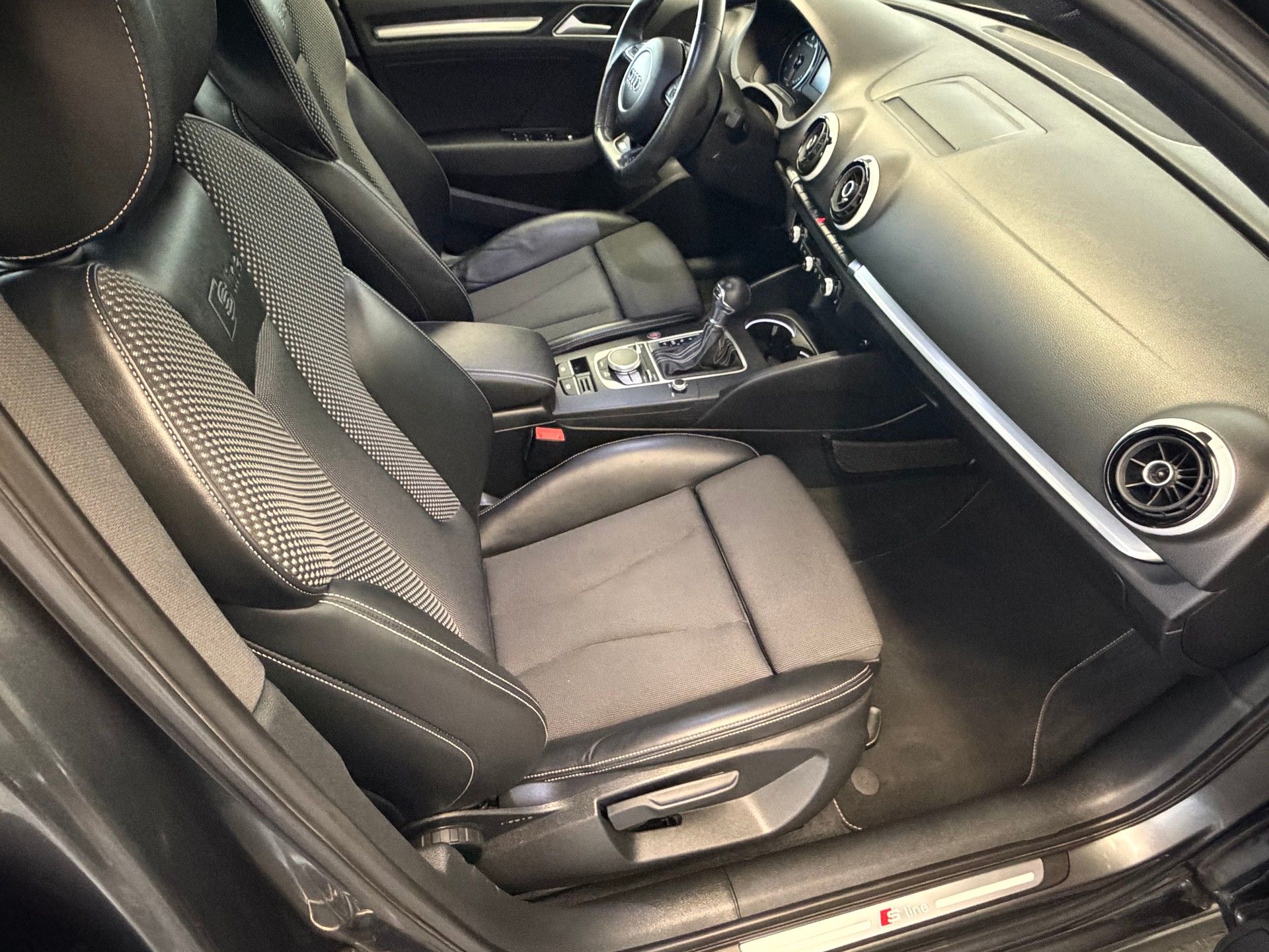 AUDI A3 Sportback 1.8 TFSI Ambiente S-tronic-image-11