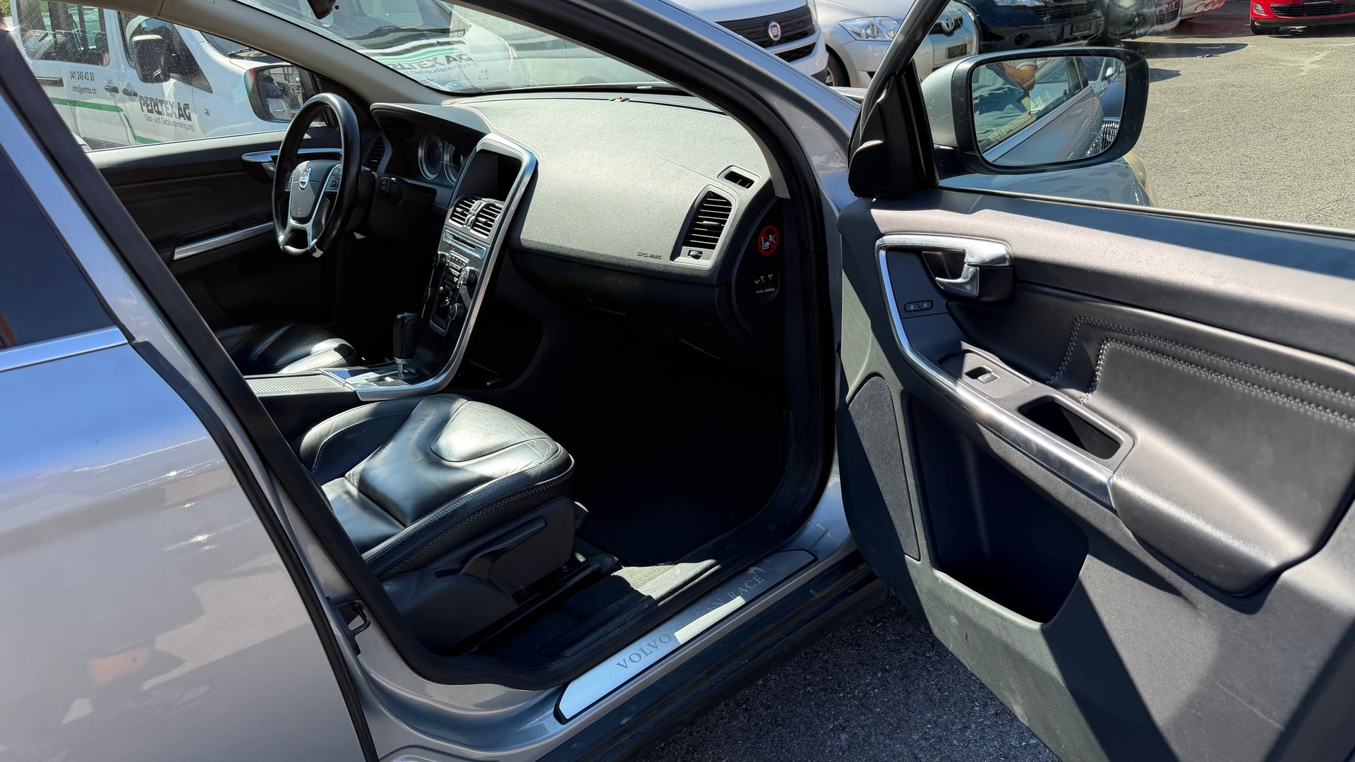 VOLVO XC60 D5 AWD OceanRace Geartronic-image-4