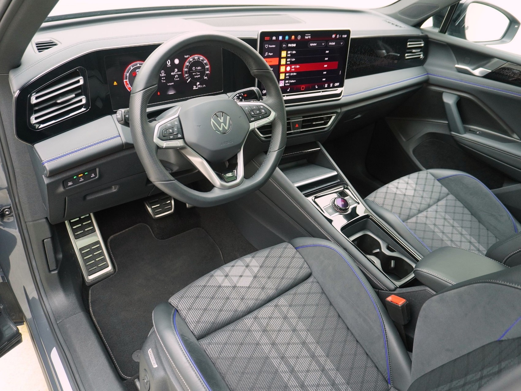 VW Tiguan 2.0 TSI DSG R-Line Black Style 4Motion-image-10