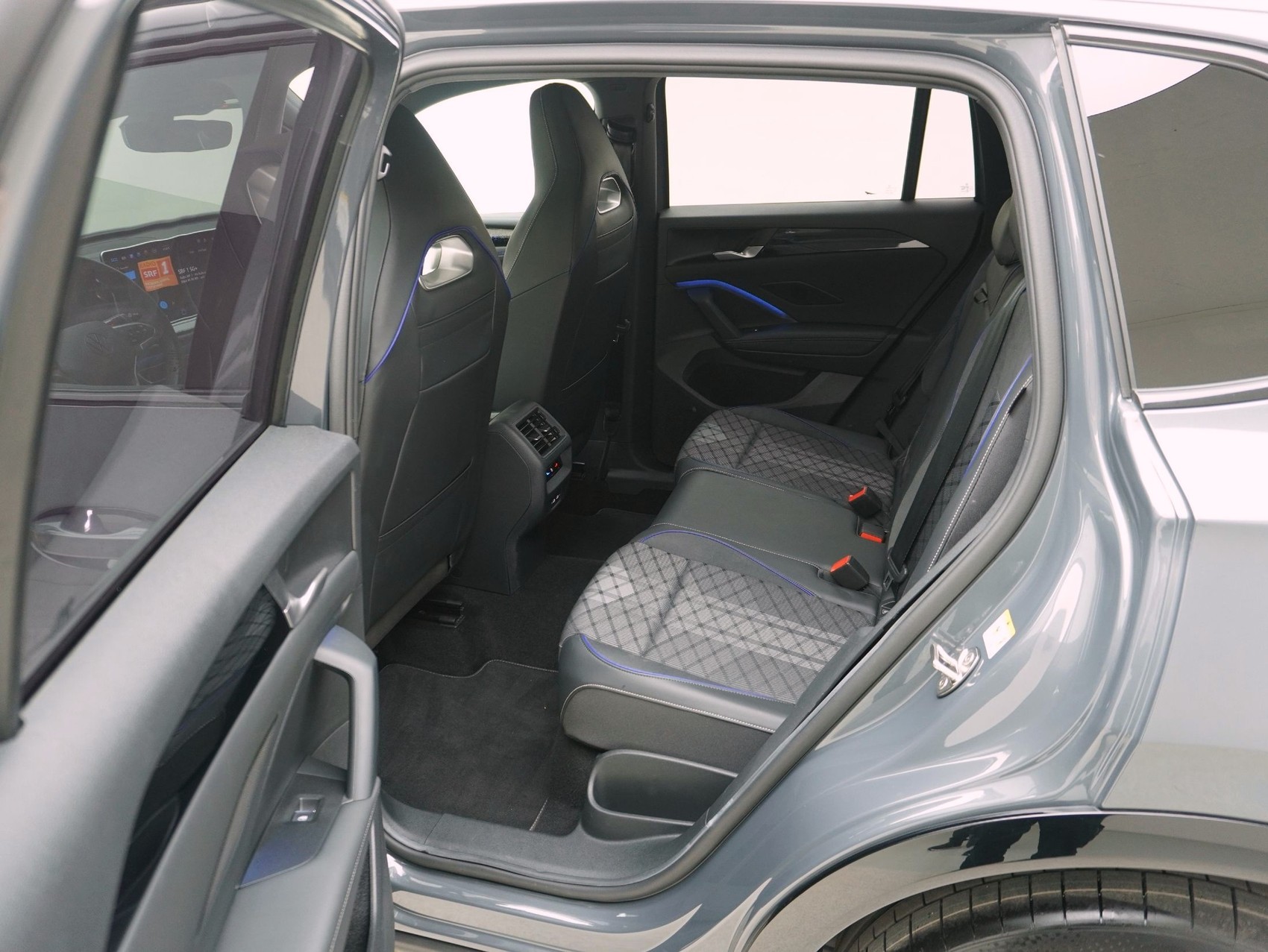 VW Tiguan 2.0 TSI DSG R-Line Black Style 4Motion-image-11