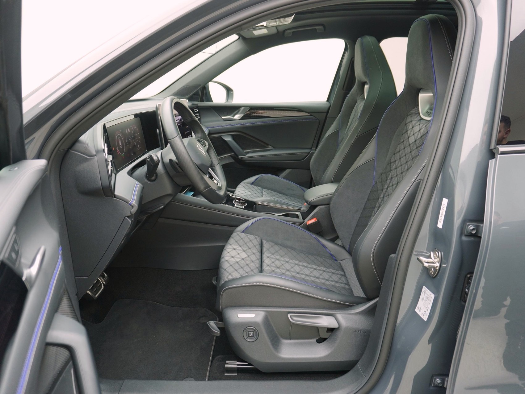 VW Tiguan 2.0 TSI DSG R-Line Black Style 4Motion-image-9